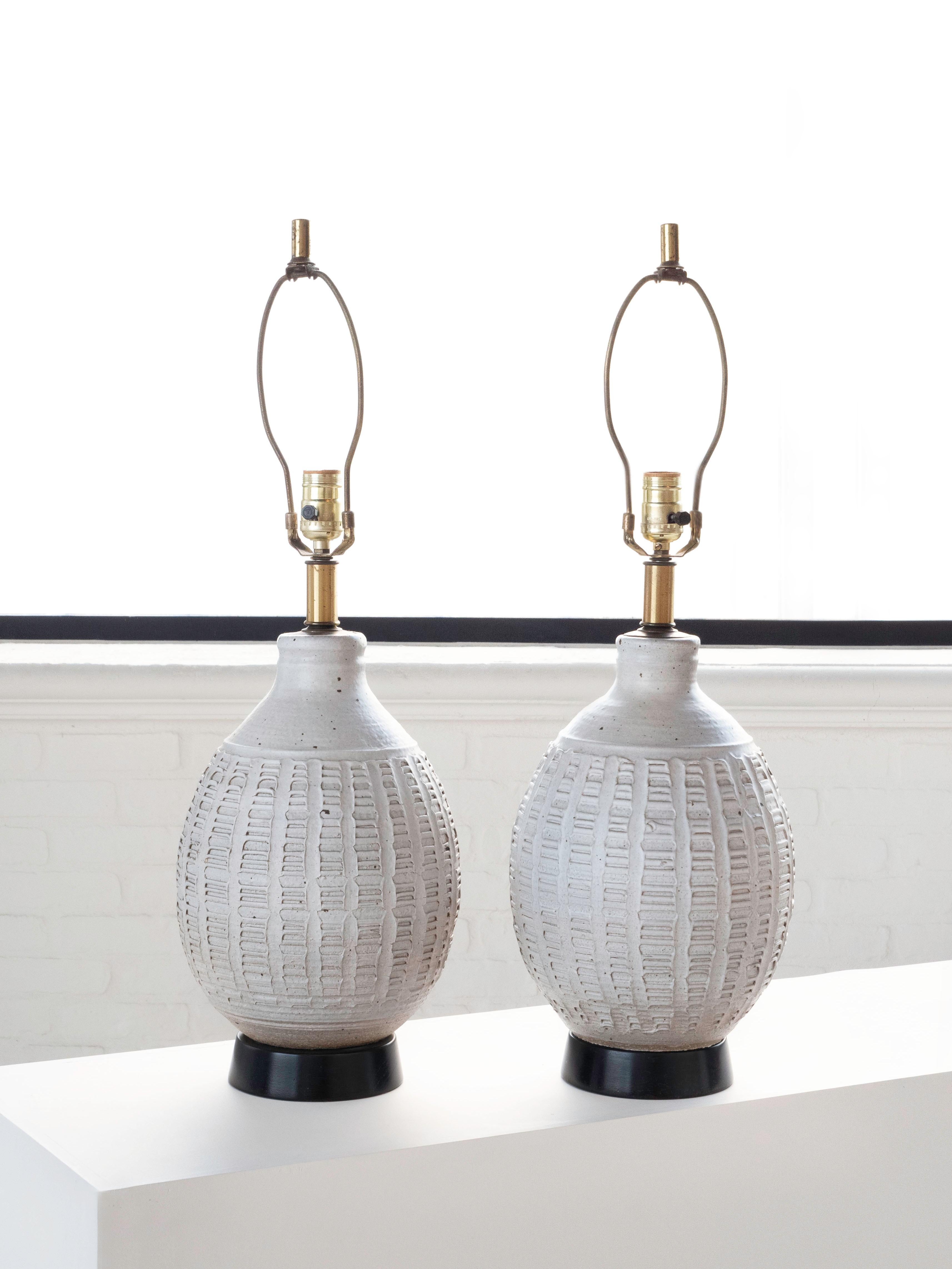 Mid-20th Century Bob Kinzie Pair of White Glazed Table Lamps for Affiliated Craftsmen, 1960s For Sale