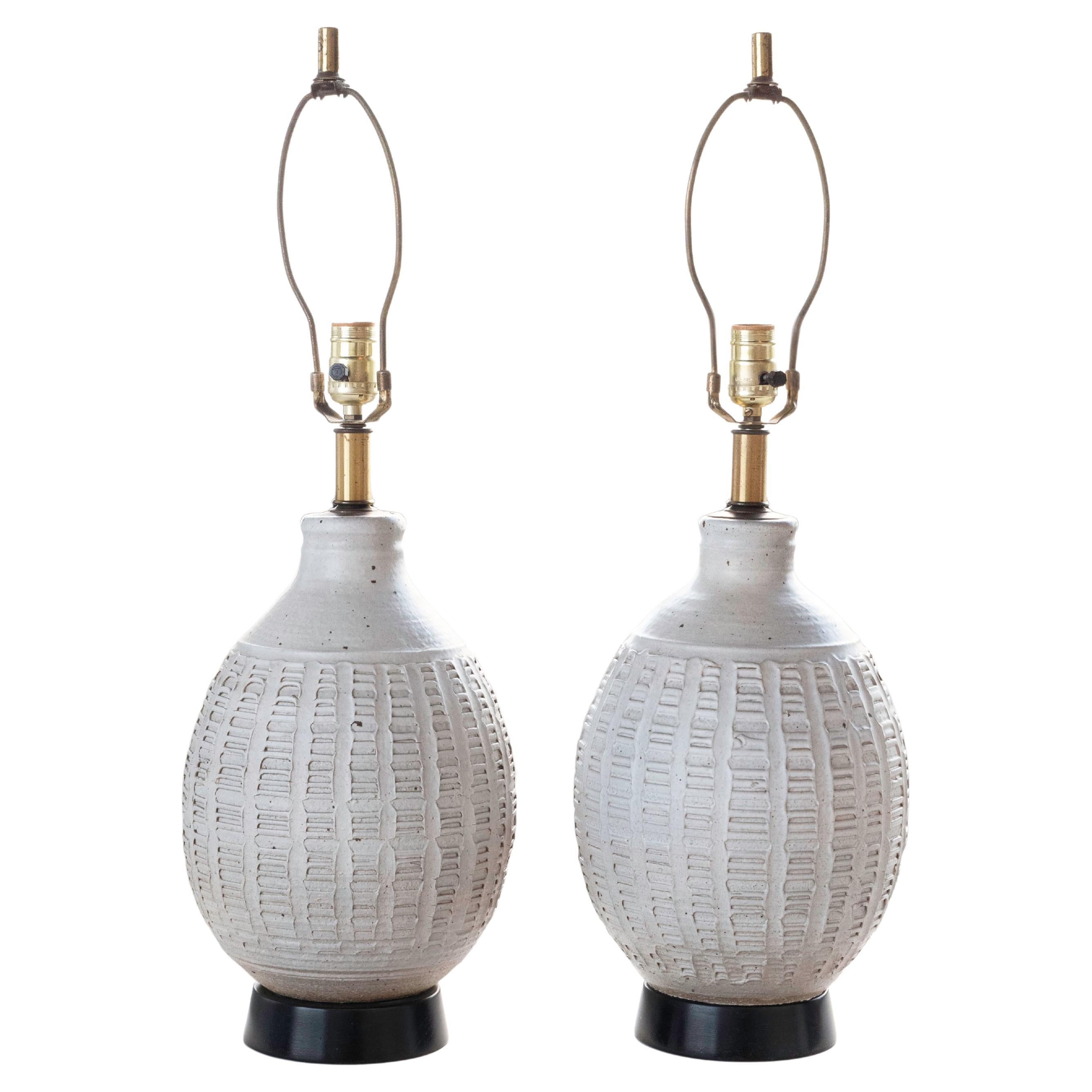 Bob Kinzie, Paar weiß glasierte Tischlampen für Affiliated Craftsmen, 1960er Jahre