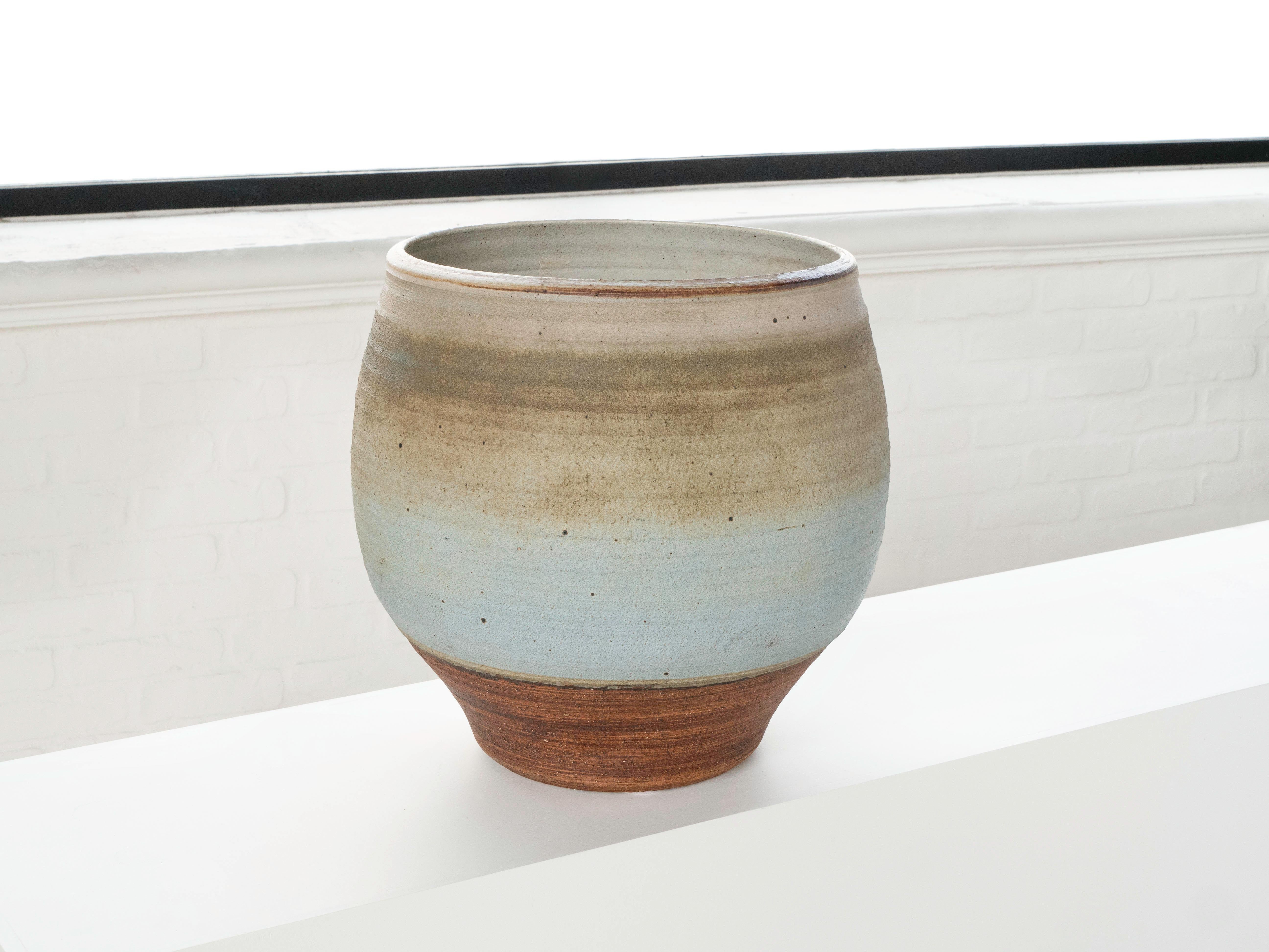 A large hand thrown planter by ceramist Bob Kinzie for his company Affiliated Craftsmen, California 1960's. The upper portion of the piece has a powder blue tone glaze with espresso colored specks while the bottom portion shows exposed stoneware.
