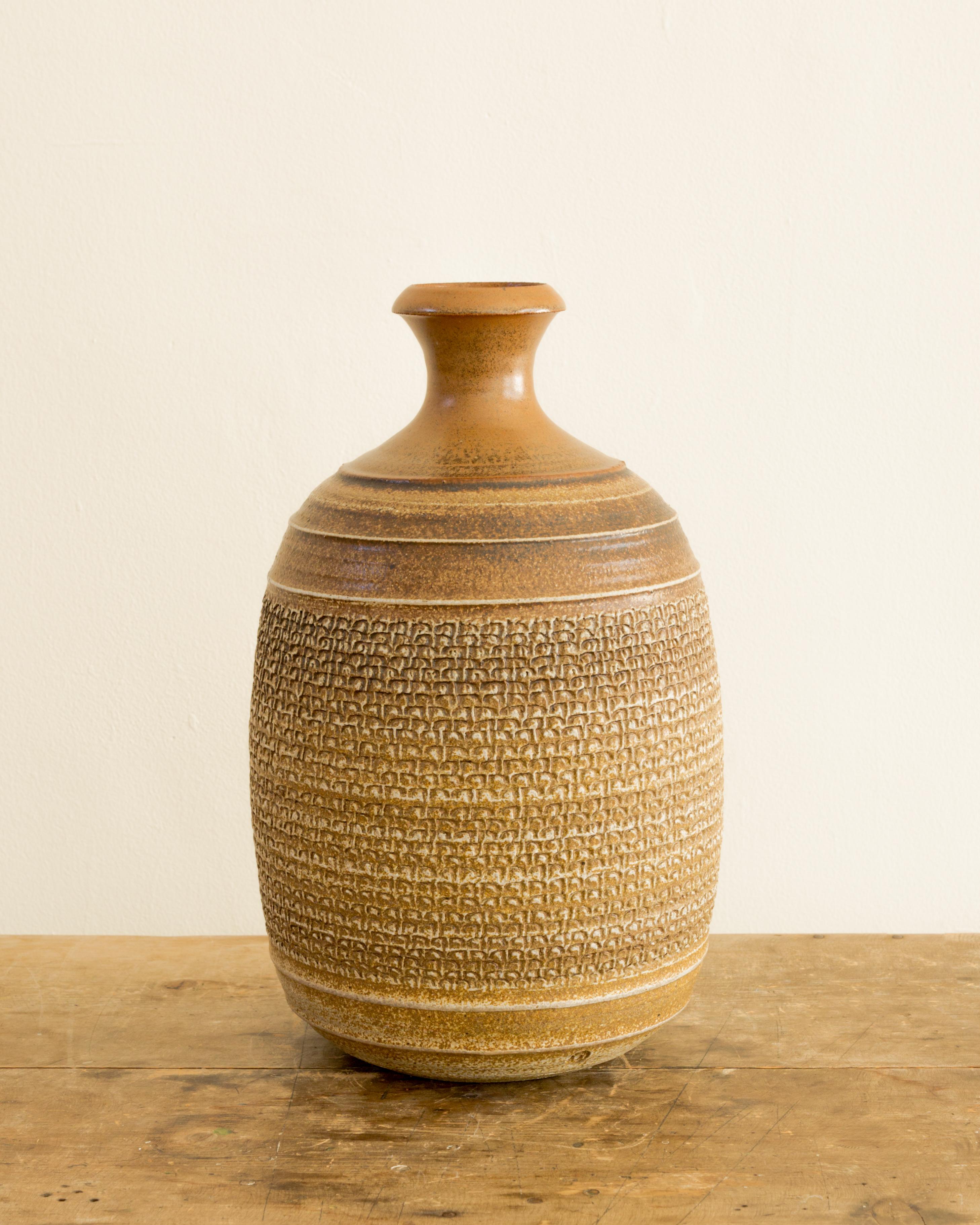Magnifico vaso di grandi dimensioni in gres con motivo a rilievo in smalto color terra di Siena, opera di Bob Kinzie, timbrata, Stati Uniti, anni '60 circa.