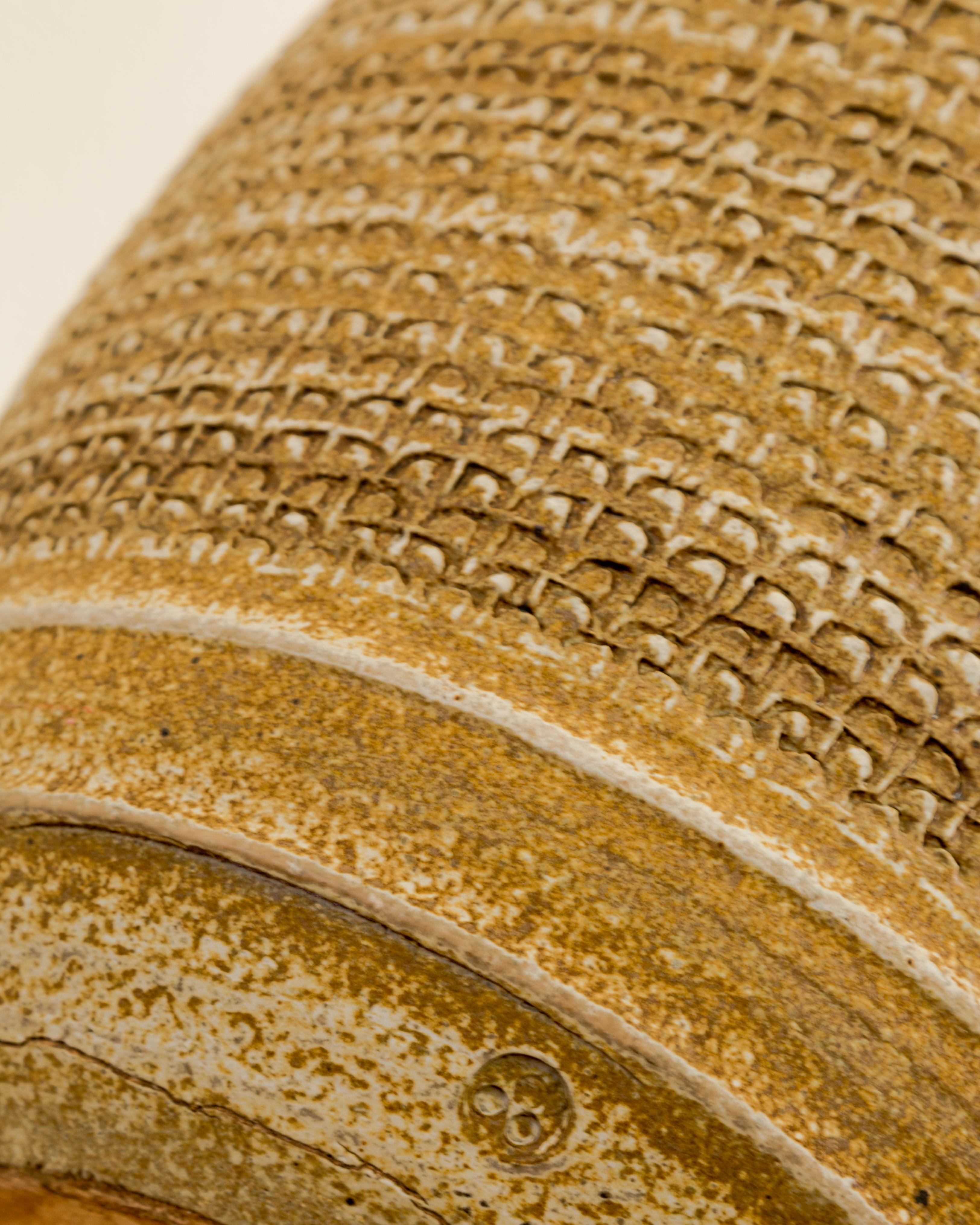 Grès porcellanato Bob Kinzie  Vaso con texture a rilievo in vendita