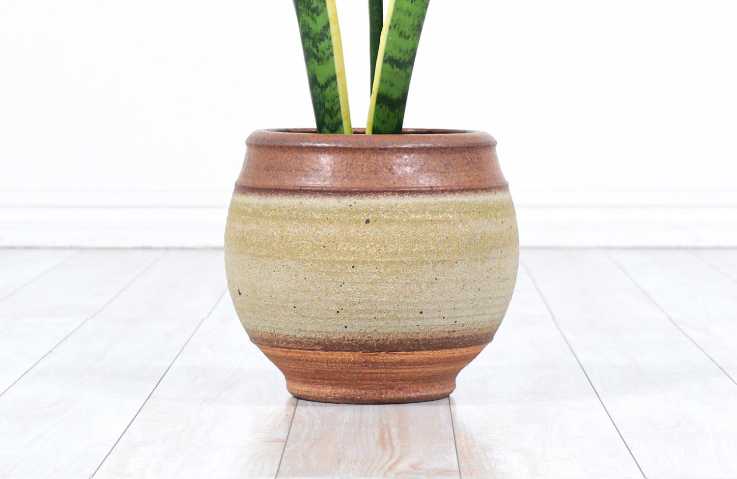 Bob Kinzie Steingut-Keramik-Vase, Pflanzgefäß für affiliated Craftsmen (amerikanisch) im Angebot