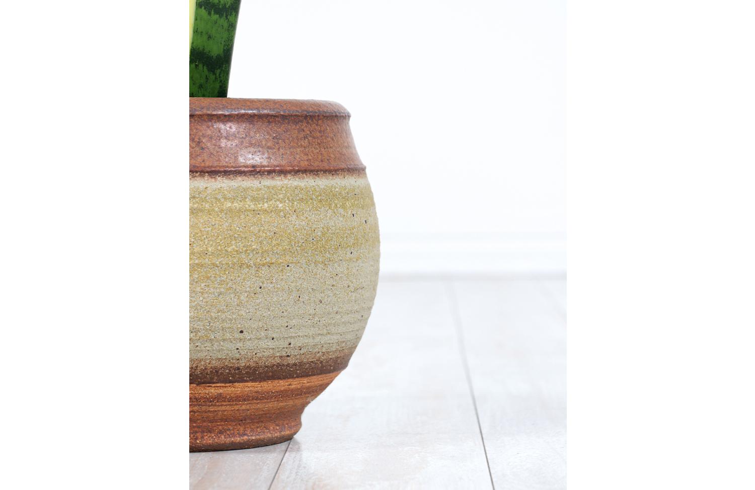 Milieu du XXe siècle Vase jardinière en poterie de grès de Bob Kinzie pour artisans acheteurs professionnels en vente