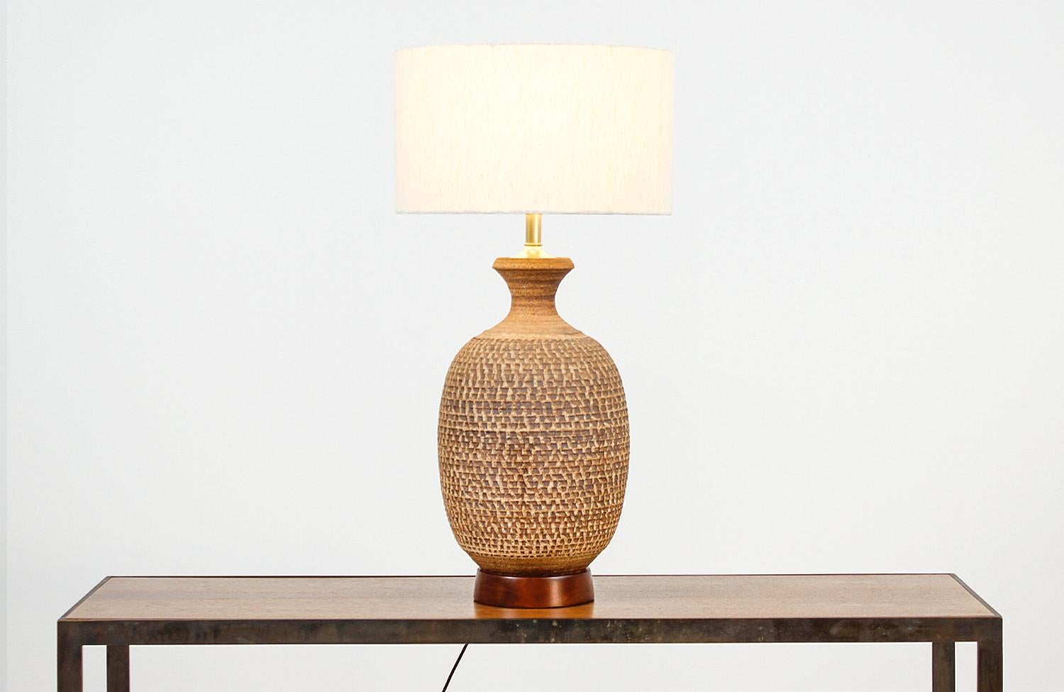 “Z-Series” ceramic table lamp designed by Bob Kinzie for Affiliated Craftsmen in the United States, circa 1960s. This large modern design features a rounded ceramic body with a beautiful textured pattern. It sits on a newly refinished walnut wood