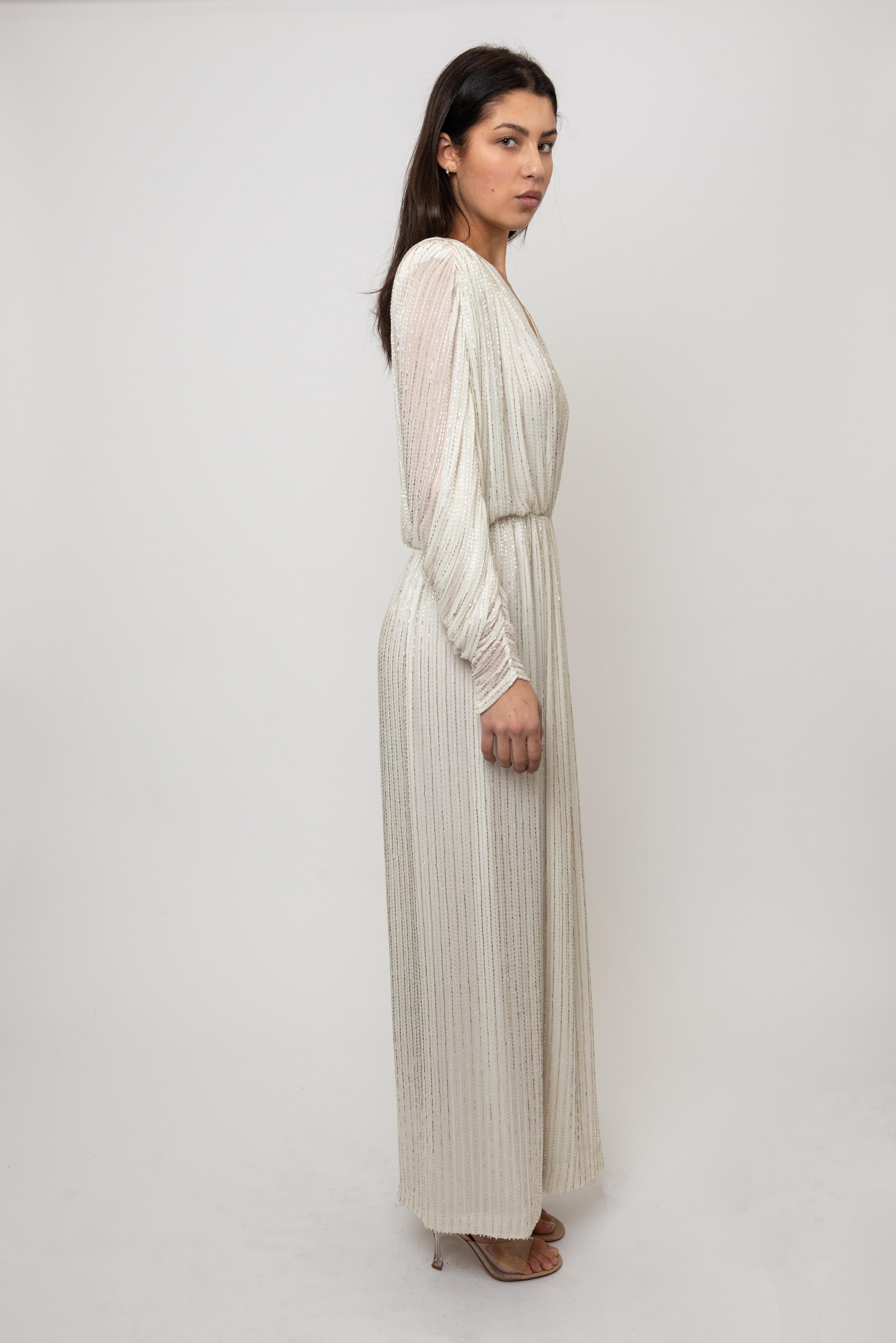 Bob Mackie 1970's White Long Sleeved Fully Beaded Gown im Zustand „Hervorragend“ im Angebot in Los Angeles, CA