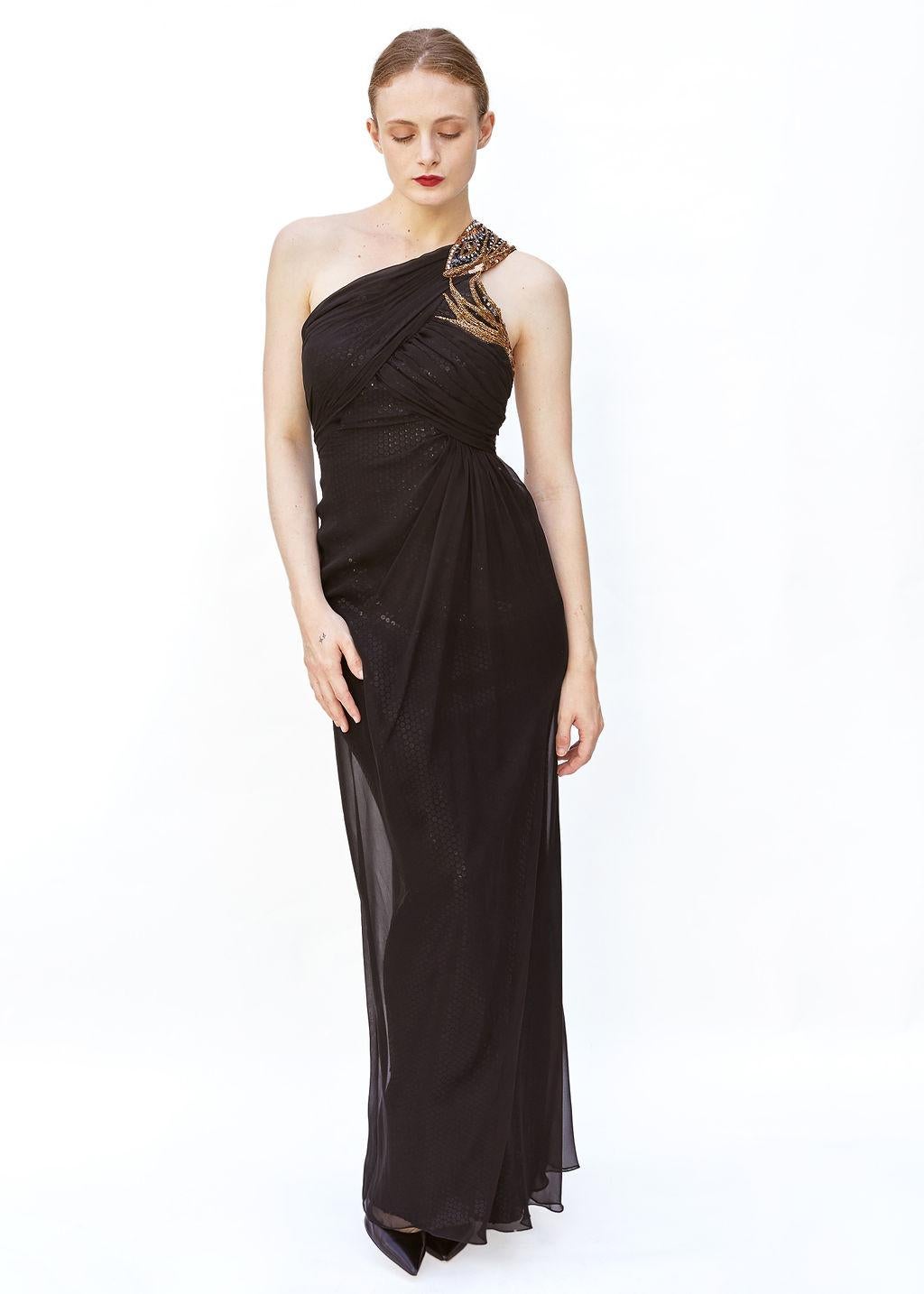 Dieses atemberaubende schwarze Seidenabendkleid des berühmten Designers Bob Mackie ist ein Einzelstück, das 1987/88 bei Amen Wardy in Newport gekauft wurde. Das goldene Pailletten-Detail verleiht der zeitlosen One-Shoulder-Silhouette einen Hauch von