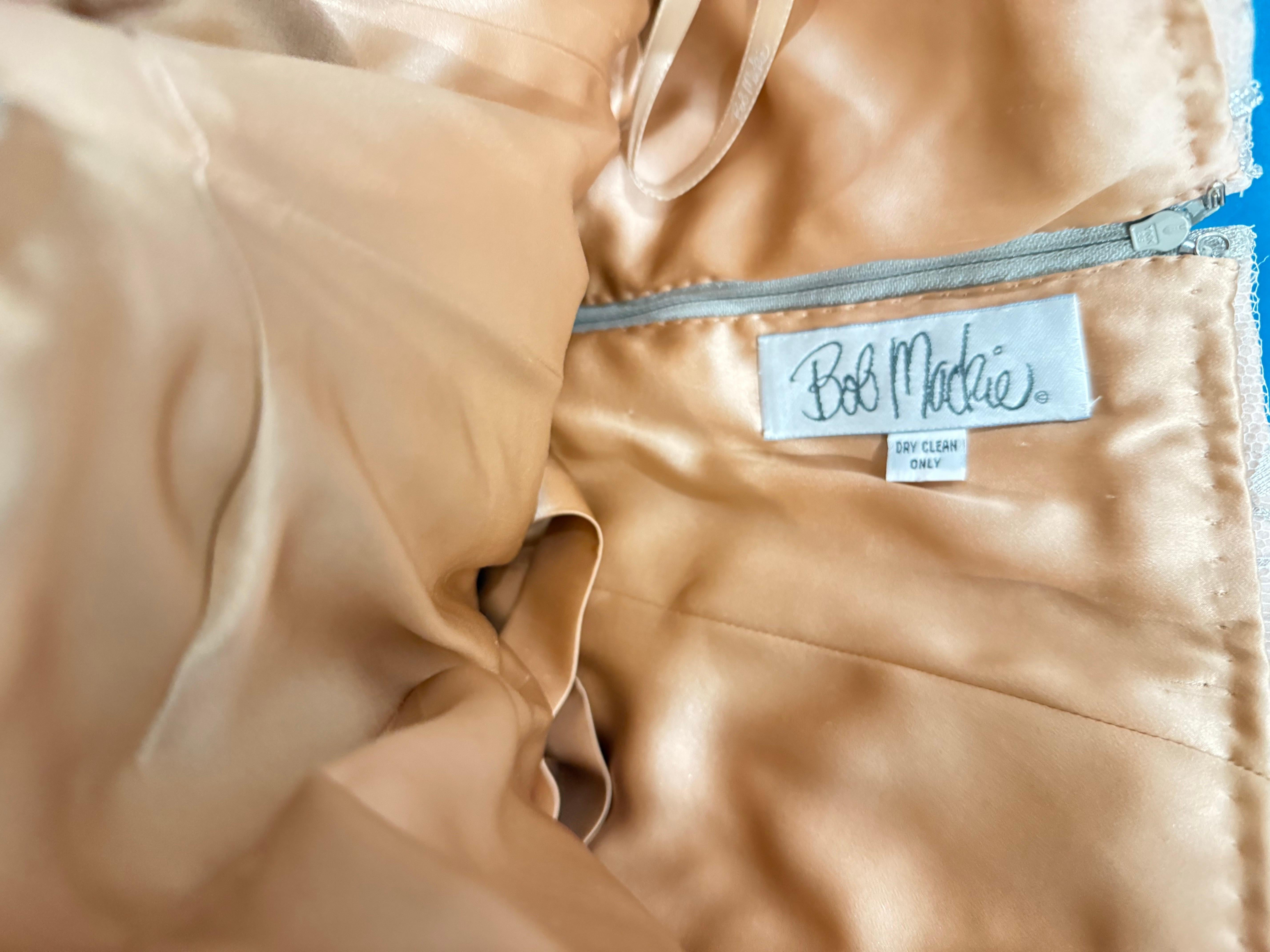 Phänomenale Vintage späten 80er Bob Mackie Couture hellrosa und grau Seide Chiffon, Spitze und Strass verkrustet trägerlosen griechischen Kleid ! Das Mieder ist mit grauer Spitze und Strasssteinen verziert und verfügt über innere Stäbchen und einen