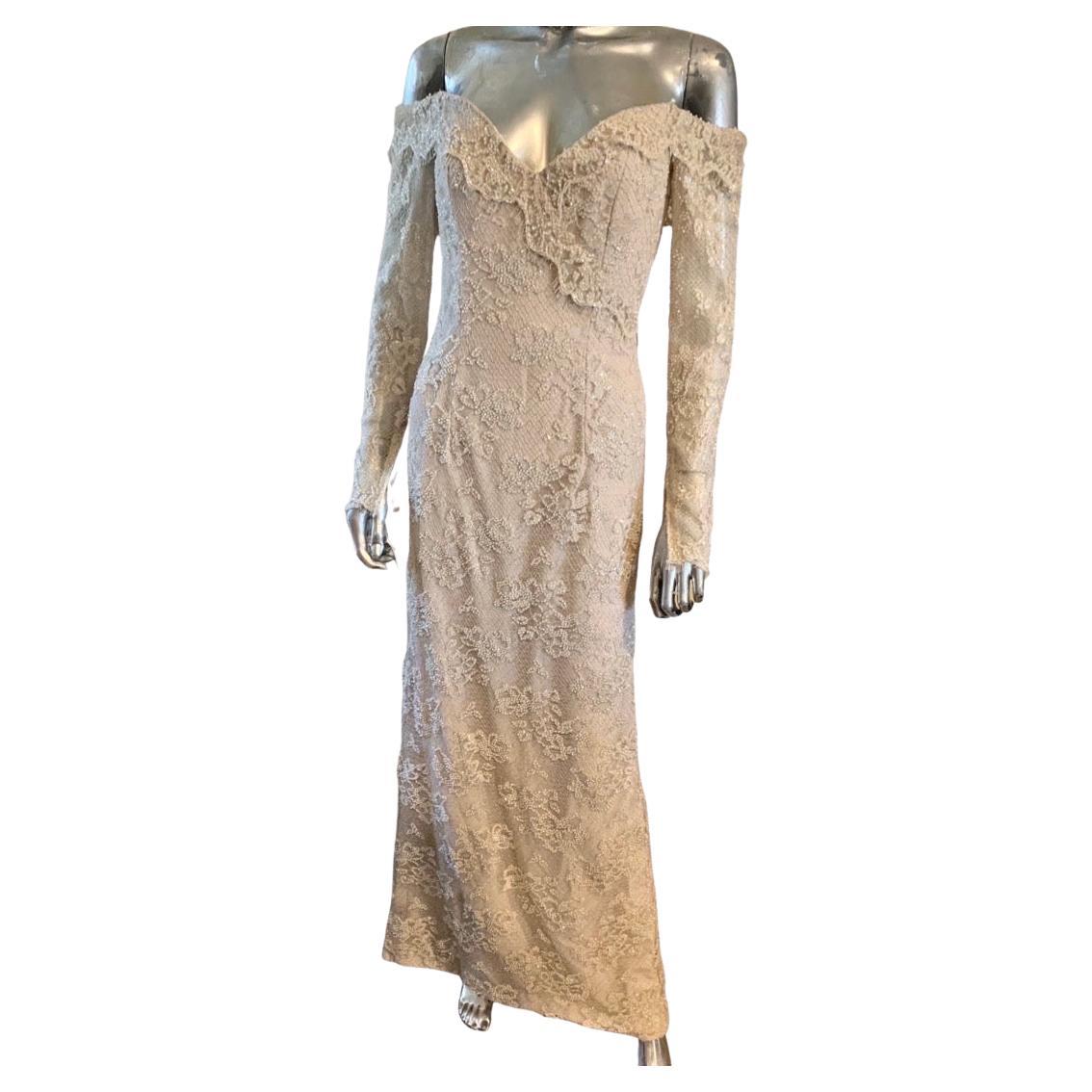 Une robe de soirée vintage Bob Mackie Boutique qui n'a jamais été portée ! NWT. Acheté chez Lord and Taylor à New York. La robe est entièrement perlée à la main en lits d'aurore boréale sur un filet métallique argenté. Les perles sont si complexes