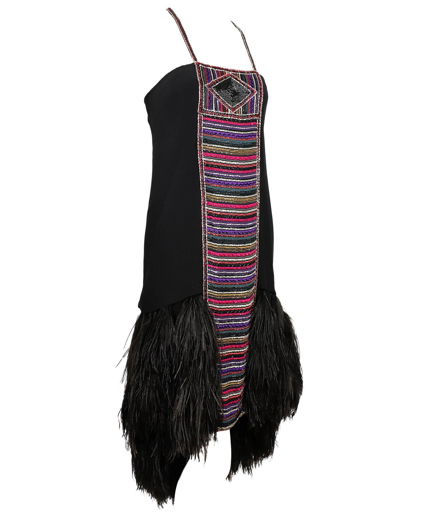 El modelo Bob Mackie Couture vintage de los años 80 está confeccionado en crepé negro con pedrería multicolor de motivos tribales en la parte delantera y en los tirantes, que tienen un cierre de corchete en el centro de la espalda, con un dobladillo