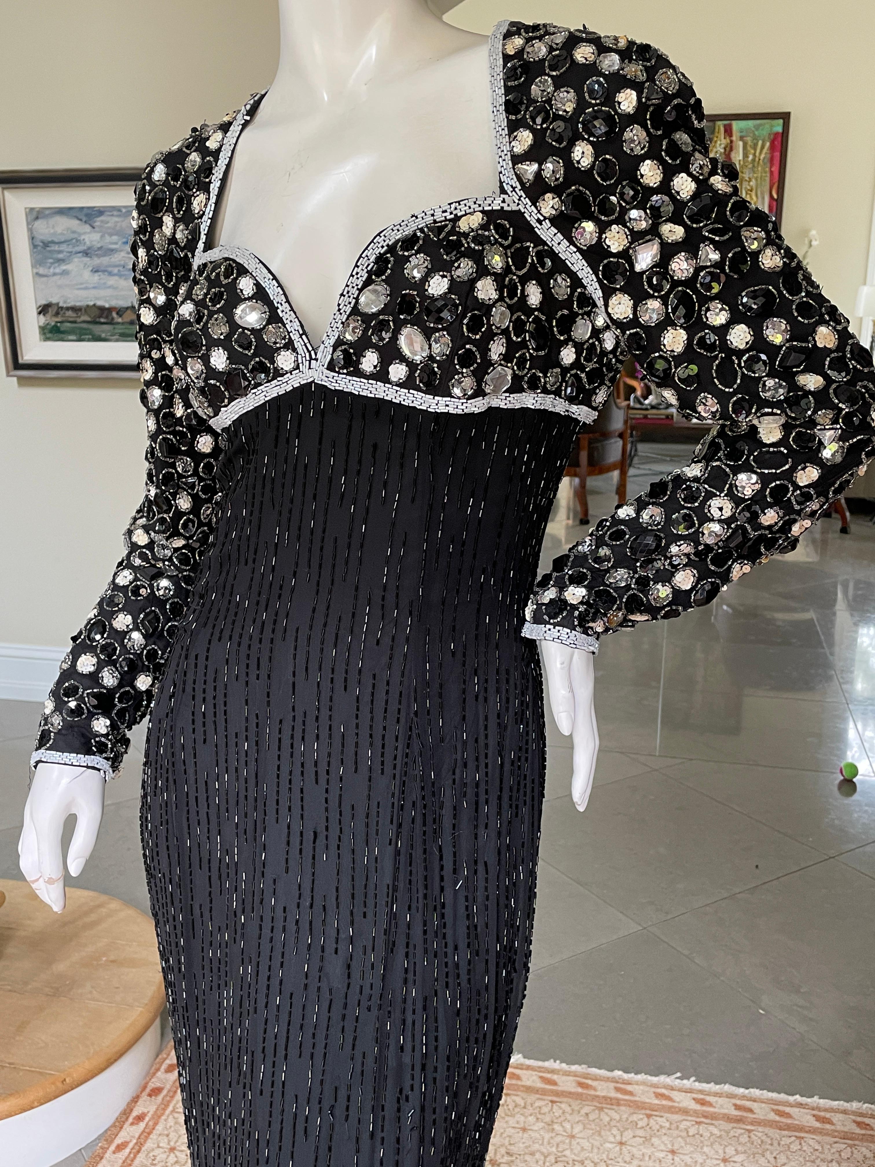 Bob Mackie Dramático vestido de noche de los años 80 con pedrería y escote en pico
  Mucho más bonita que en las fotos, utilice el zoom para ver los detalles.
Talla 10
 Busto 36
Cintura 29
Caderas 41