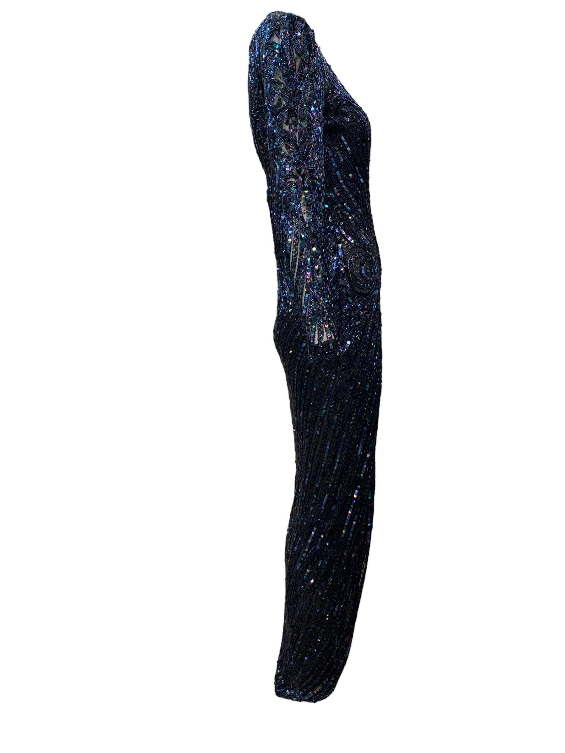 Keine Einführung erforderlich. Der Mann, auf den Cher, Carol Burnett und viele andere glückliche Menschen zählten, wenn es um Glanz und Gloria ging - Bob Mackie. 1980s  sexy Mantel, der vollständig mit schillernden nachtblauen Pailletten und Perlen