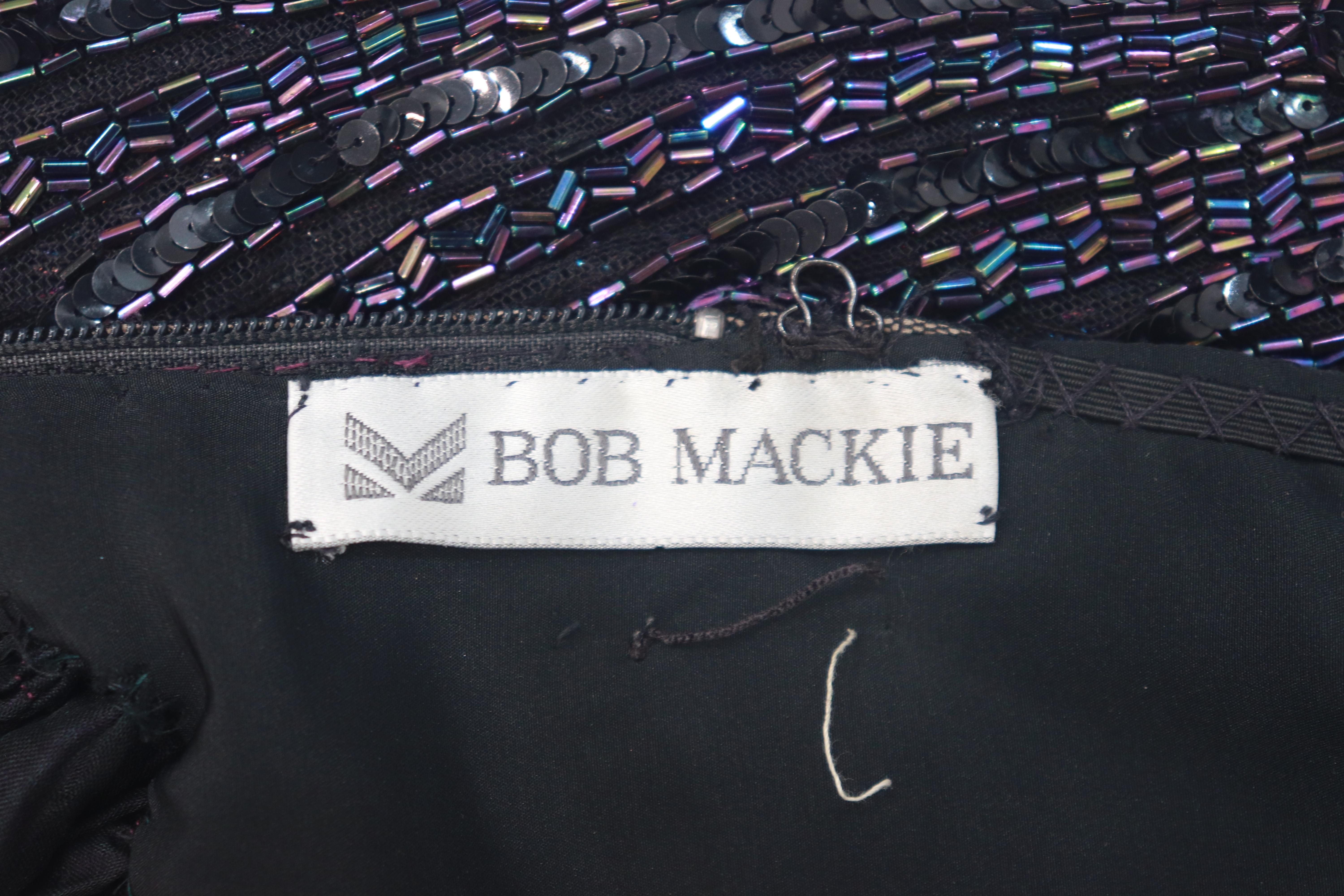BOB MACKIE Robe longue à dos ouvert avec corsage et manches ornés de perles, pourpre en vente 7