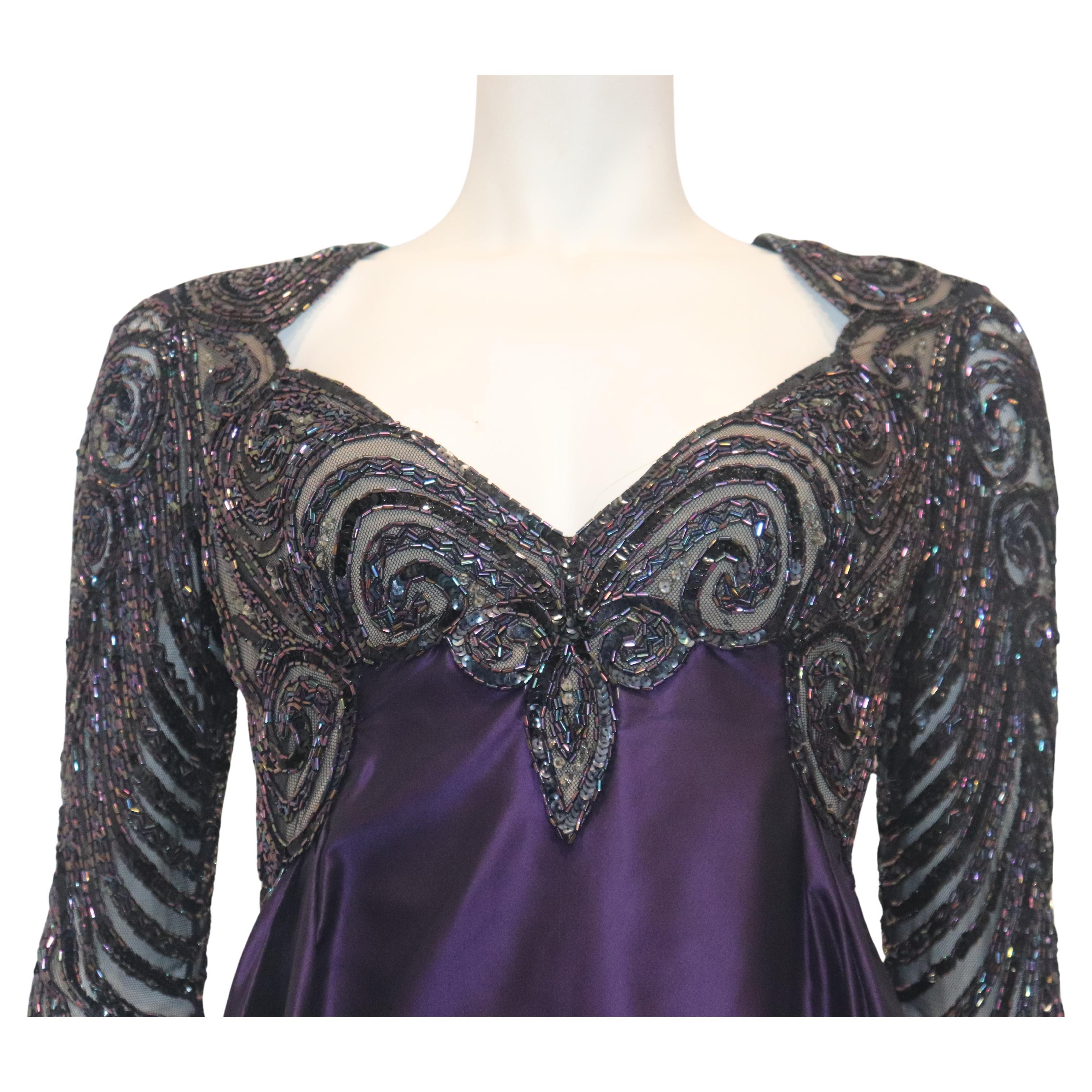 Bob Mackie lilafarbenes Seidenkleid in Teelänge mit offenem Rücken und perlenbesetztem Mieder und Ärmeln. 
Dieses Kleid ist lila mit mehrfarbigen Perlen, die das Mieder und die Ärmel in einem Wirbel- und Streifendesign verzieren. 
Der Rock ist aus