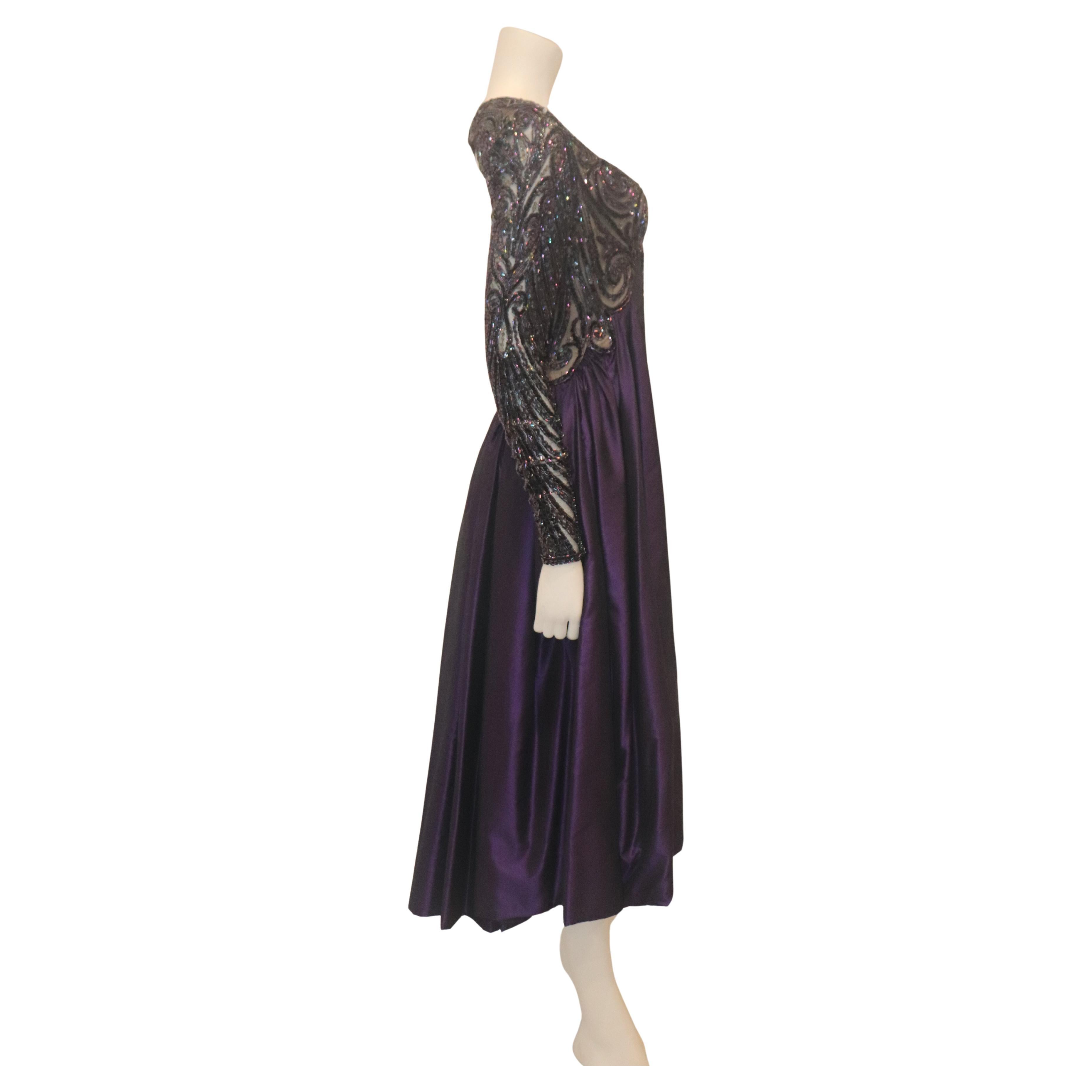 BOB MACKIE Lila Tea Length-Kleid mit perlenbesetztem Mieder und Ärmeln und offenem Rückenausschnitt im Angebot 4