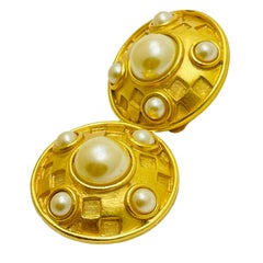 Orecchini a clip da passerella firmati BOB MACKIE con perle dorate