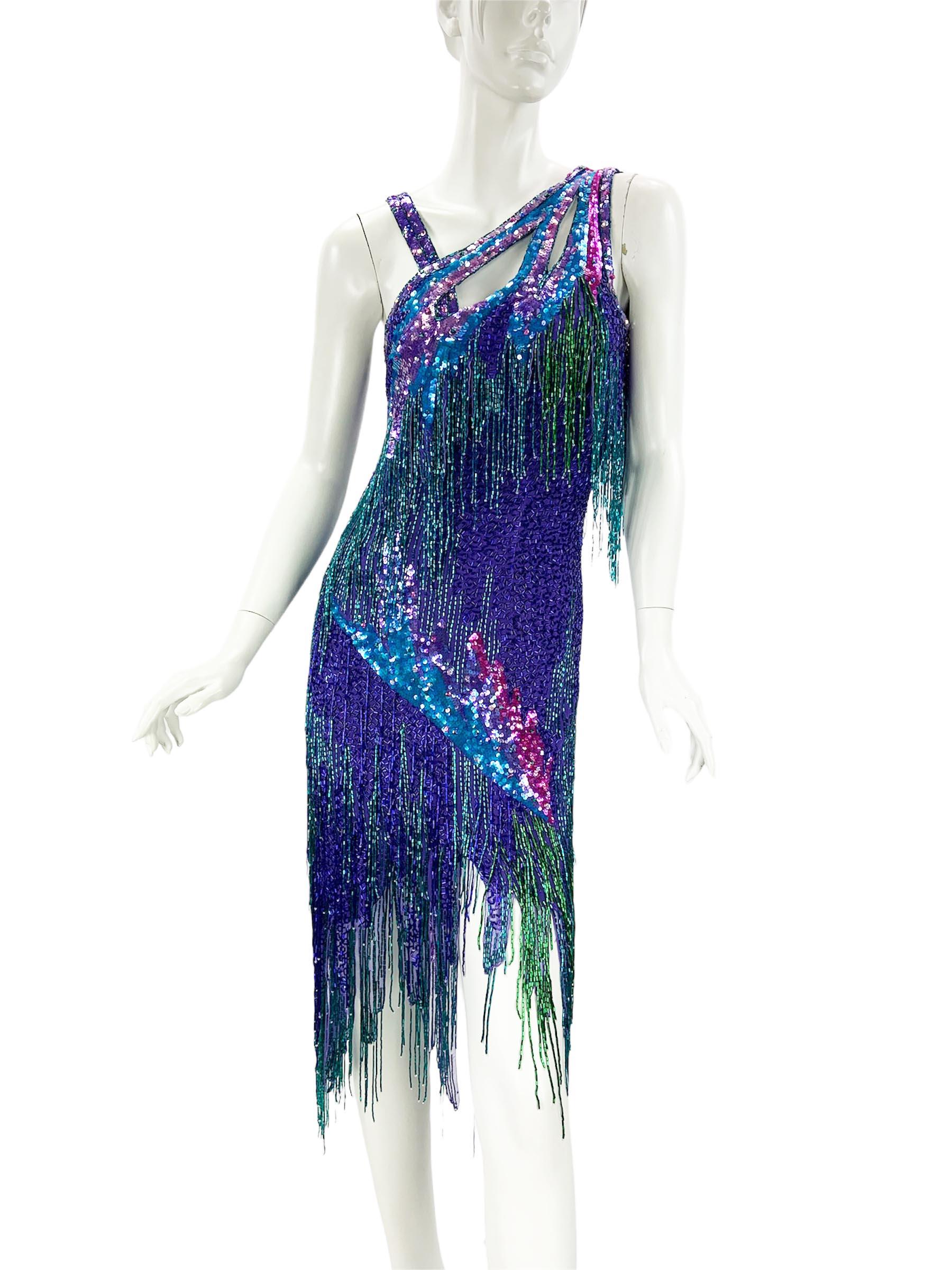 Bob Mackie für Amen Wardy Vollständig verschönertes Abendkleid
1980'S Collection'S
Dress wurde im Los Angeles County Museum of Art ( LACMA ) präsentiert.
Das spektakuläre Cocktailkleid ist aus violetter Seide gefertigt, die mit juwelenfarbenen