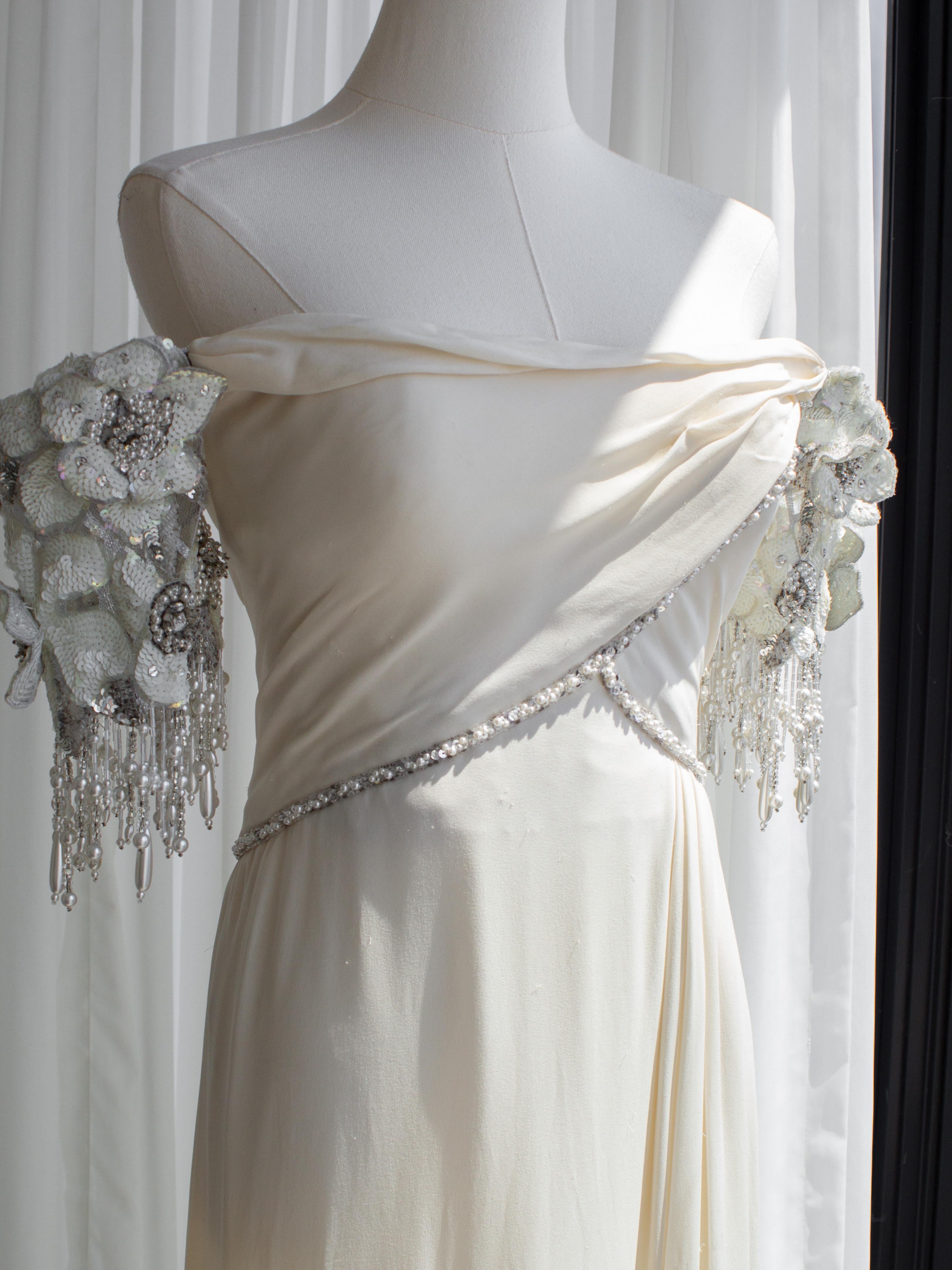 Bob Mackie Vintage 1980s White Flower Embellished Bridal Gown In Good Condition For Sale In Jersey City, NJ