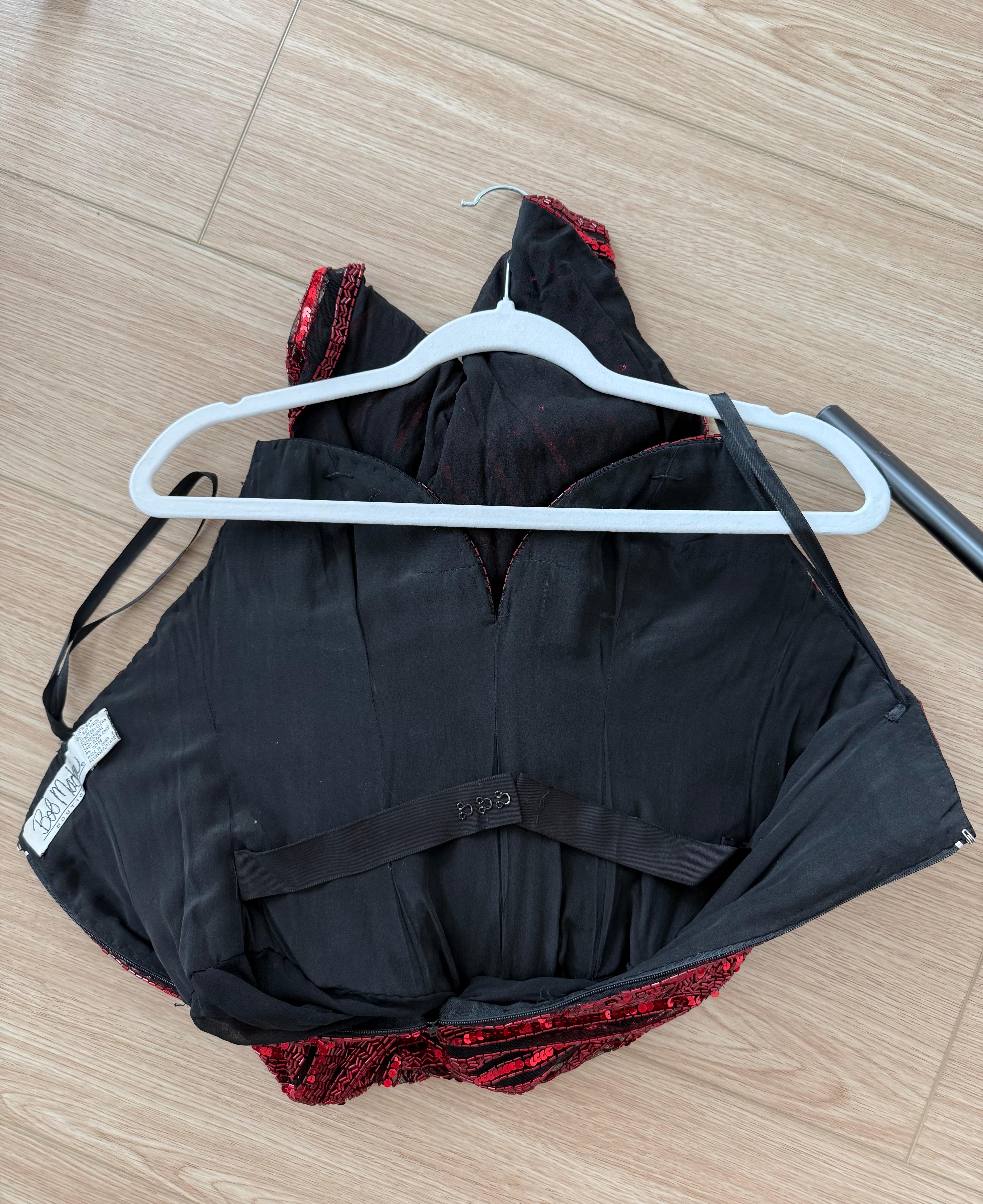 BOB MACKIE Vintage Rot Stark verschönertes Abendkleid im Angebot 6