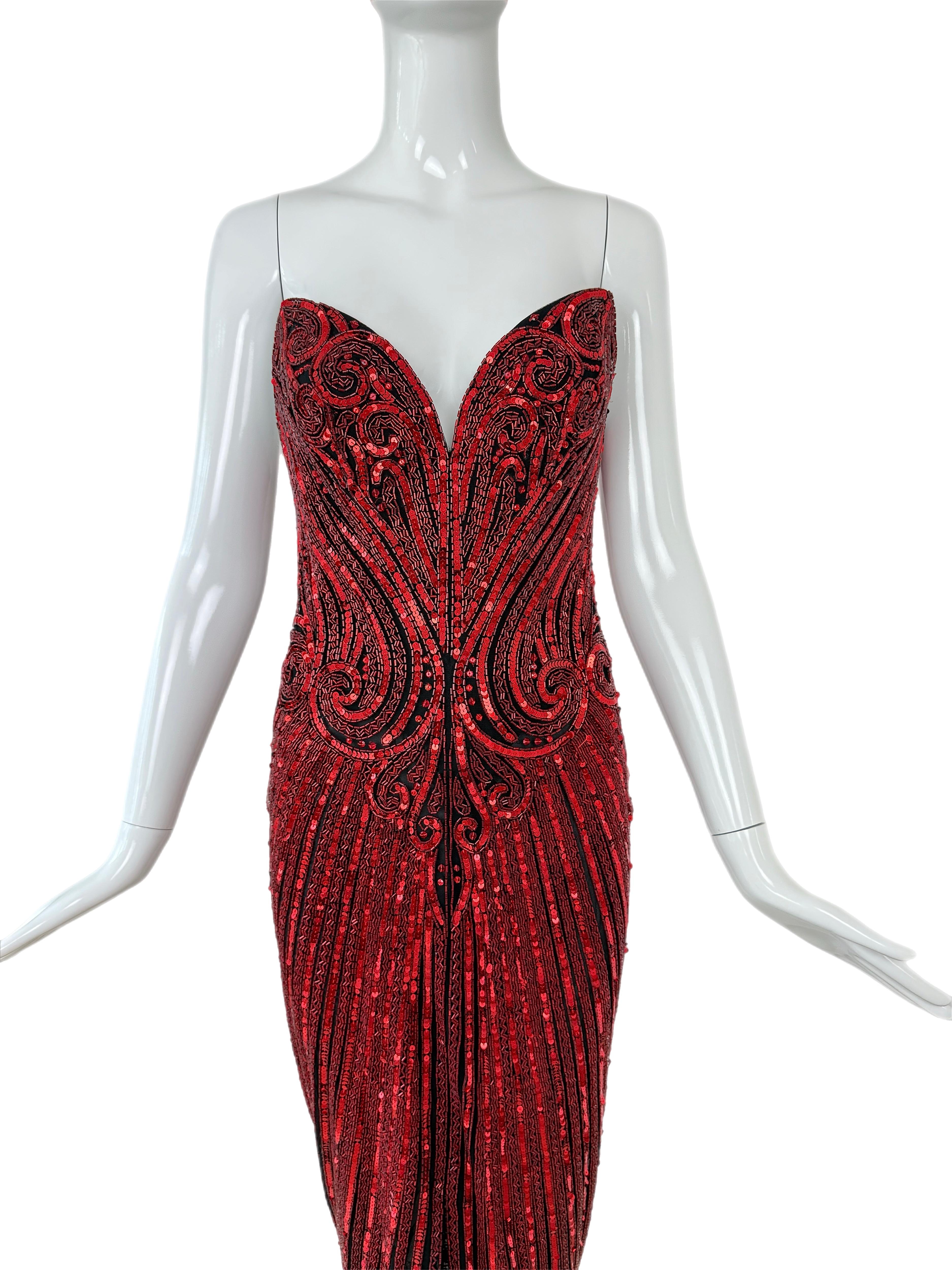 Bob Mackie
Vintage By
1980er - 1990er Jahre
Tiefschwarz mit leuchtenden, feuerwehrroten Verzierungen, die fachmännisch platziert sind, wie es Bob Mackie am besten kann
Korsett mit harten Stäbchen innen
Strukturierter herzförmiger Ausschnitt
Hoher