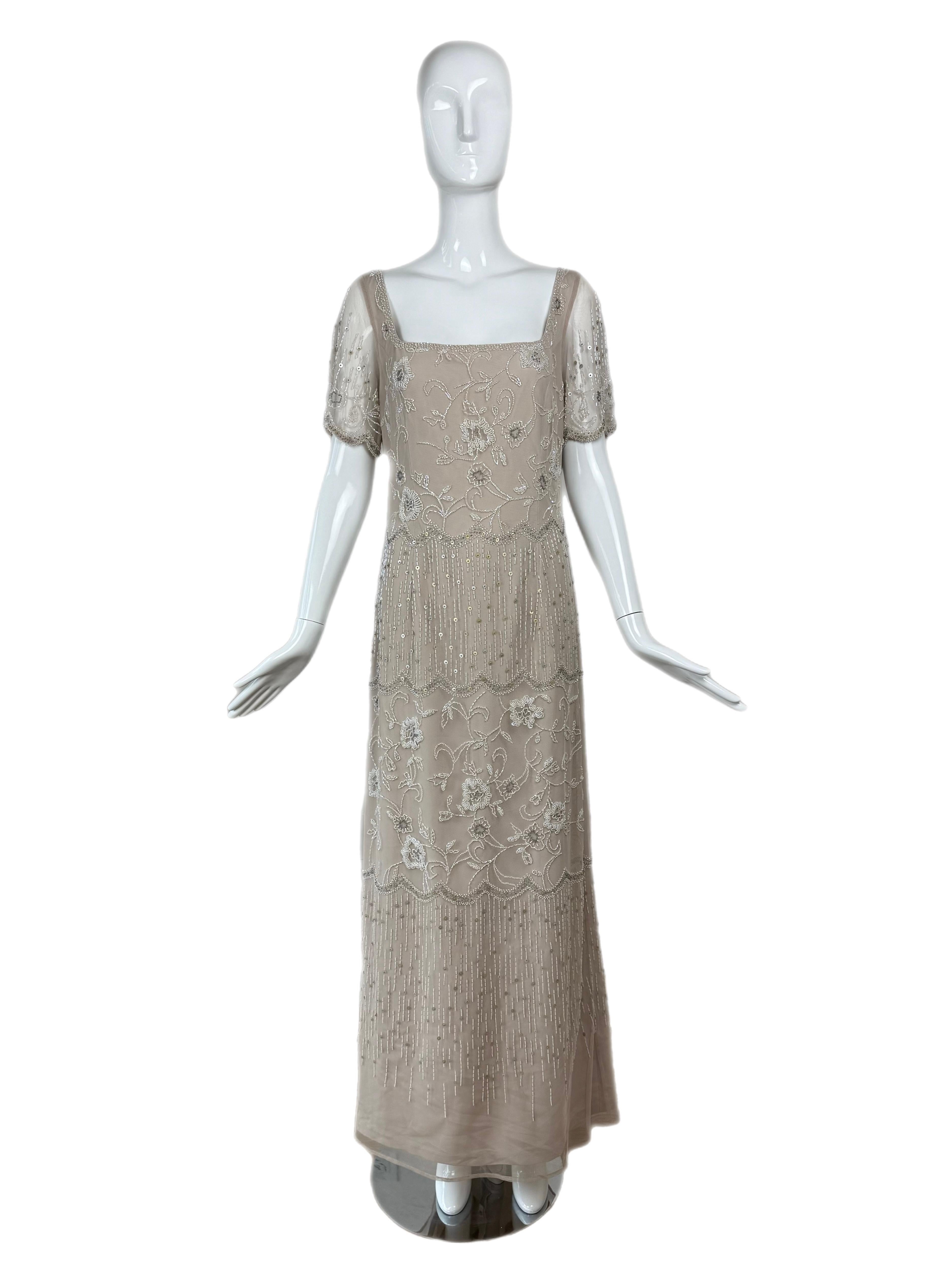Bob Mackie
Vestido de novia
Vintage
Color piedra topo de tonos fríos
Pedrería iridiscente plateada, dorada y blanca y otros adornos por toda la pieza
Todo este vestido es una obra de arte andante
Las mangas, la micro cola, todo en este vestido es