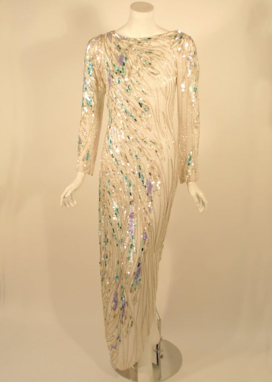 Bob Mackie Bata blanca de manga larga, con ondas de cuentas y lentejuelas moradas y azules Beige en venta