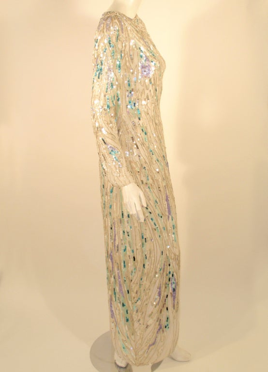 Bob Mackie Bata blanca de manga larga, con ondas de cuentas y lentejuelas moradas y azules en venta 1