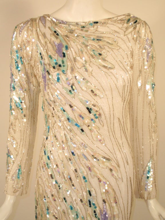 Bob Mackie Bata blanca de manga larga, con ondas de cuentas y lentejuelas moradas y azules en venta 2