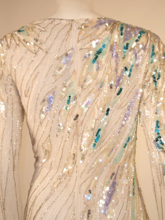 Bob Mackie Bata blanca de manga larga, con ondas de cuentas y lentejuelas moradas y azules en venta 3