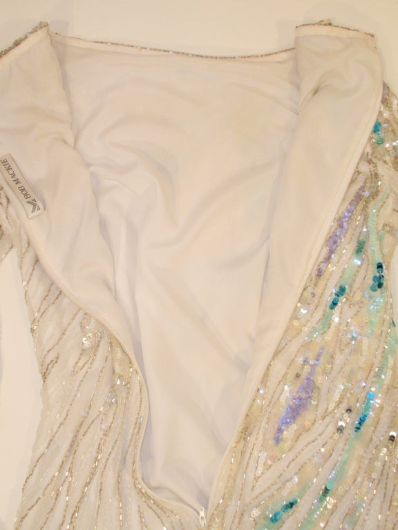 Bob Mackie Bata blanca de manga larga, con ondas de cuentas y lentejuelas moradas y azules en venta 4