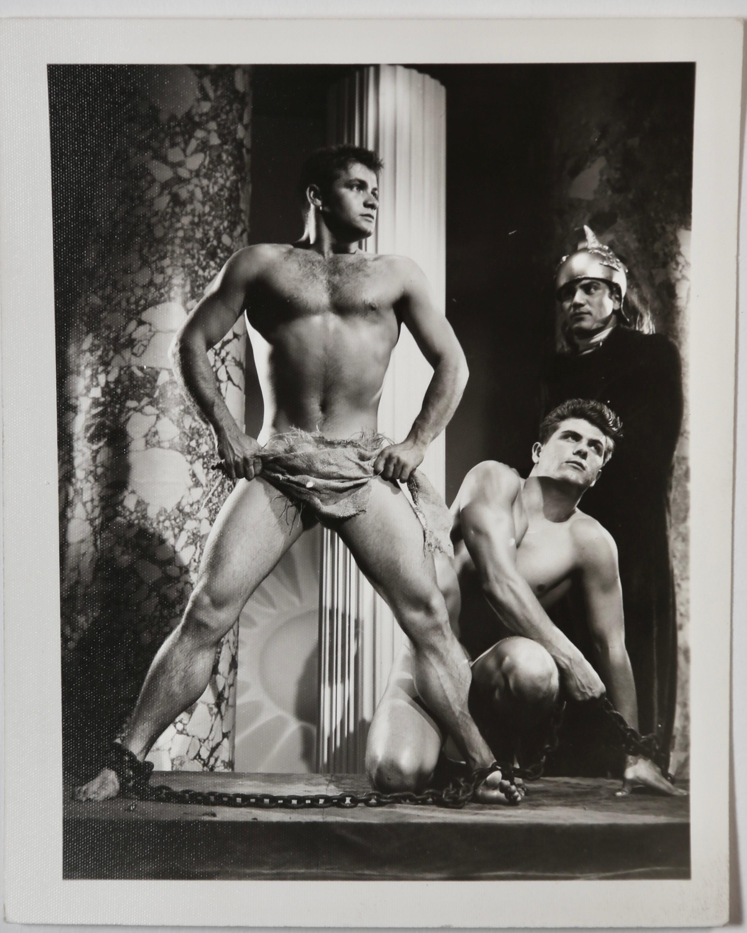 Set di 12 fotografie originali vintage dei primi anni '50 dell'icona della fotografia Physique Bob Mizer - Athletic Model Guild -  serie completa di 12 fotografie originali alla gelatina d'argento numerate sul verso. Sono incluse scene d'azione
