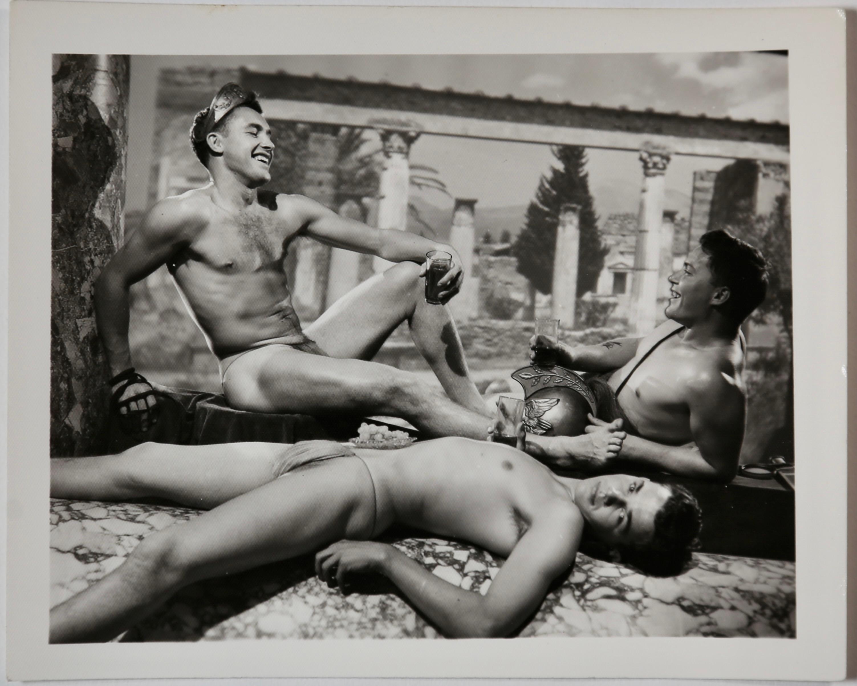 Nude Photograph di Bob Mizer Athletic Model Guild - BOB MIZER  ATHLETIC MODEL GUILD 1950s Vintage 12 Photograph Series - Rome of Old