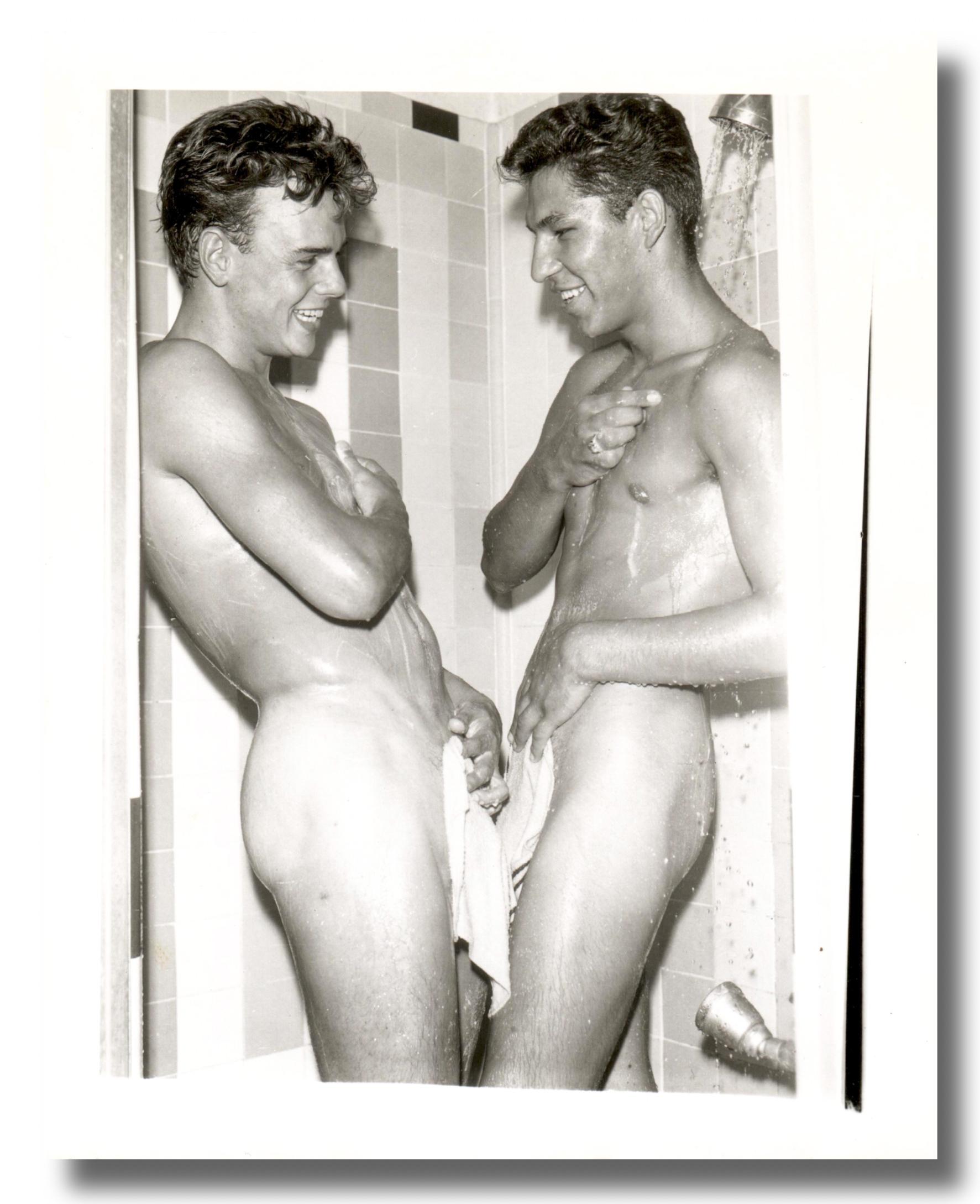 Nude Photograph Bob Mizer - Impression gélatine argentique des années 1960 - David Hockney Shower - Photographie originale AMG