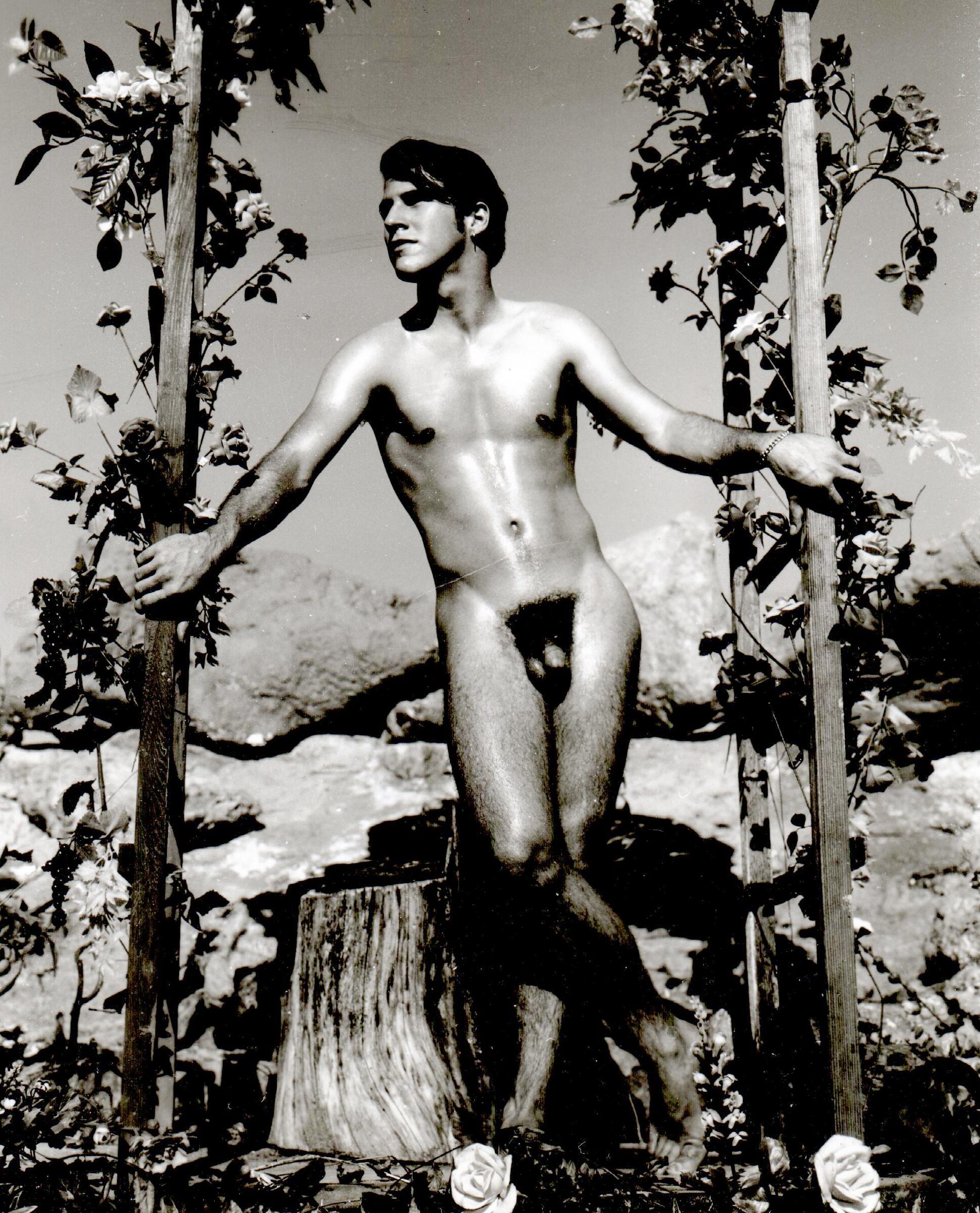BOB MIZER
Gelatinesilberdruck
Original aus der Zeit, kein Nachdruck
5 x 4″ (12,8 x 10,4 cm)

Dieses zwischen 1962 und 1968 aufgenommene Foto zeigt eines der Modelle von Bob Mizer, das auf dem berüchtigten AMG-Gelände in Los Angeles