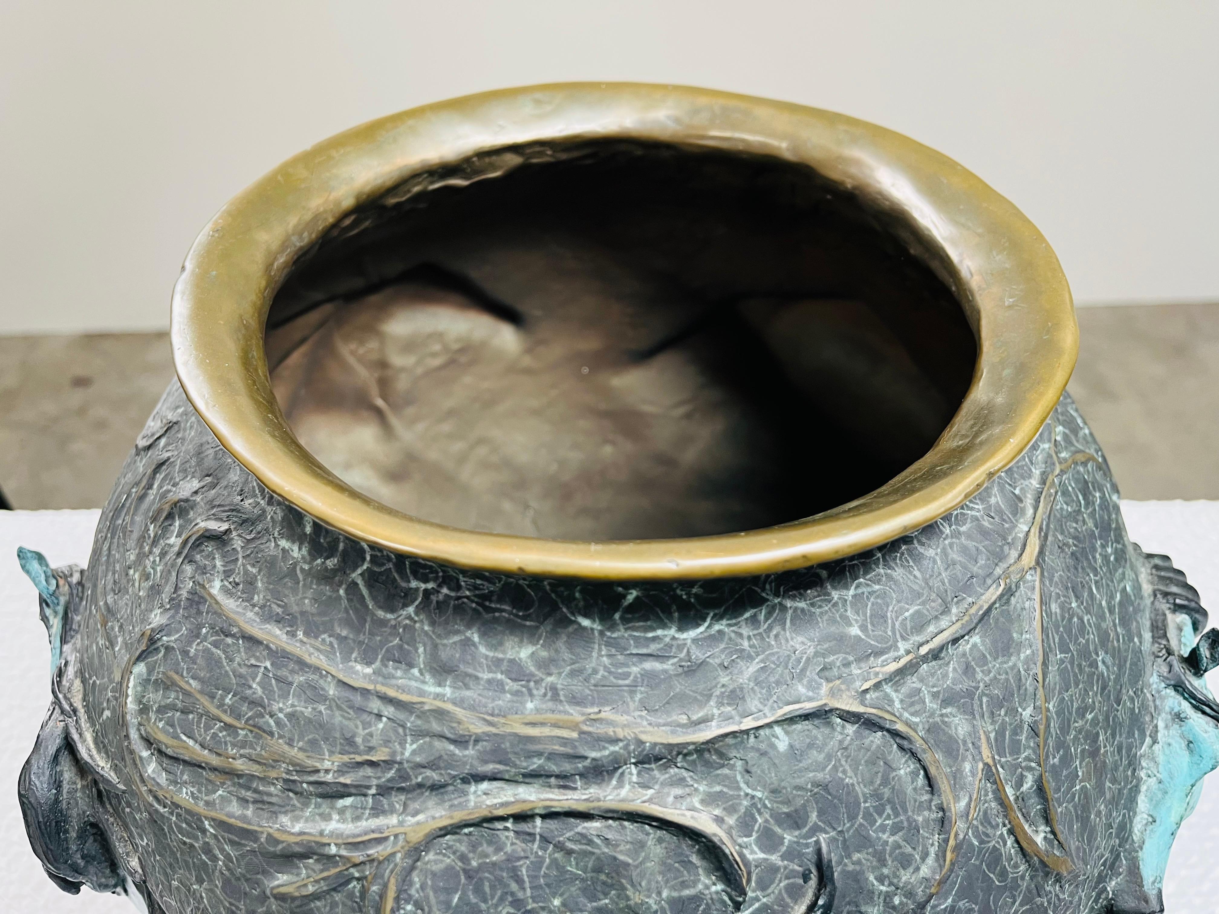 Vaso scultura oversize in bronzo occidentale 