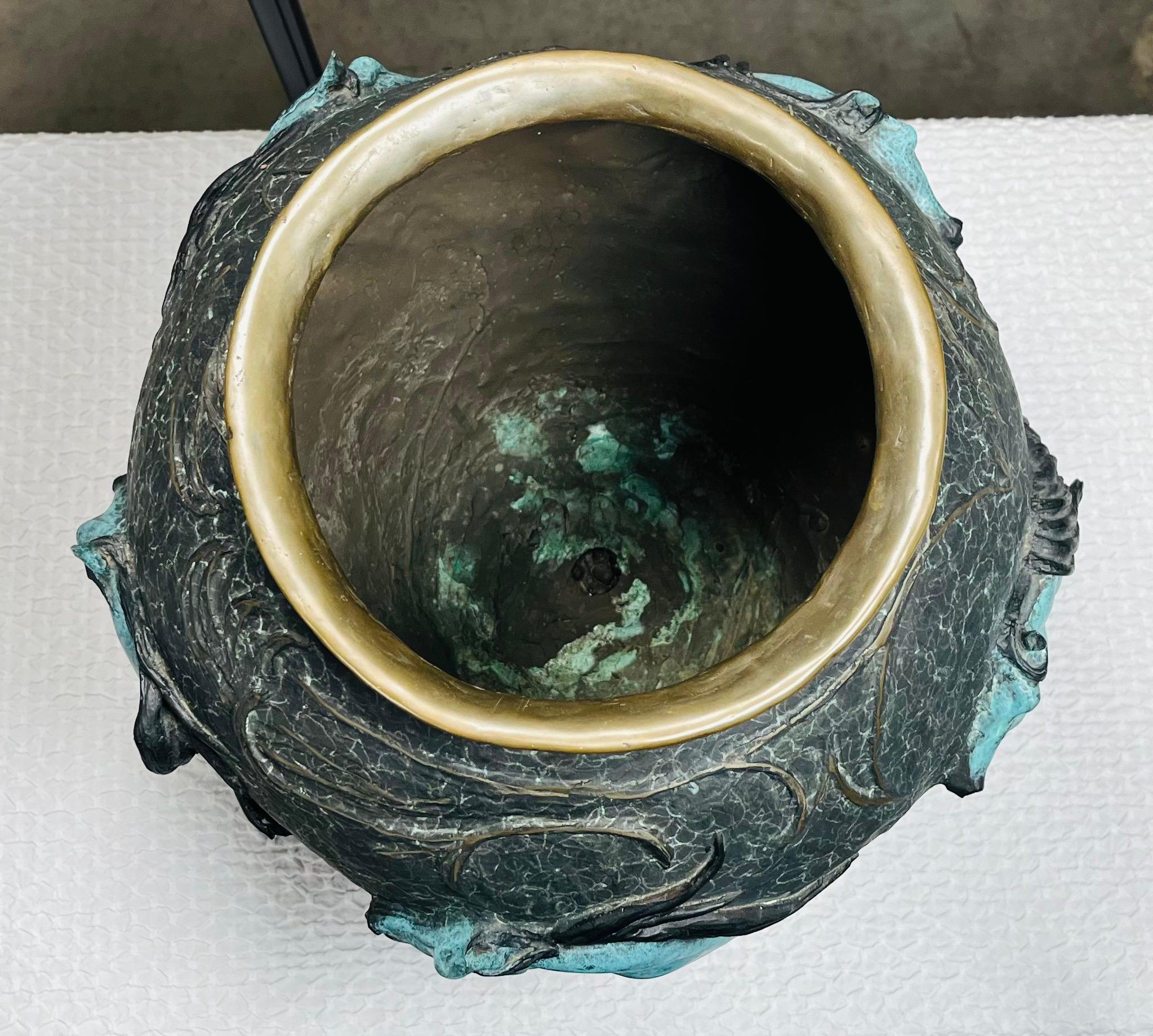 XX secolo Vaso scultura oversize in bronzo occidentale 