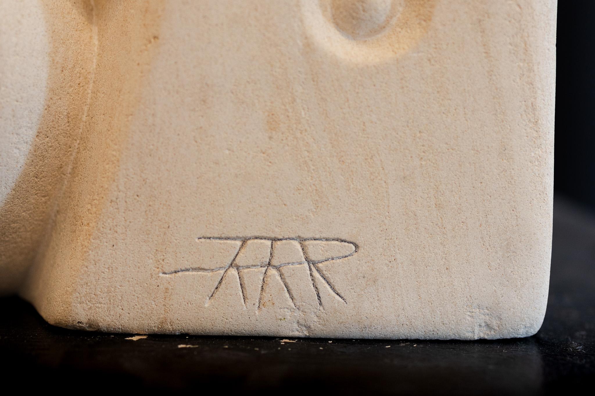 Por Bob Ragan
30 x 12 x 10,5 pulgadas
Piedra caliza de Texas
260 libras