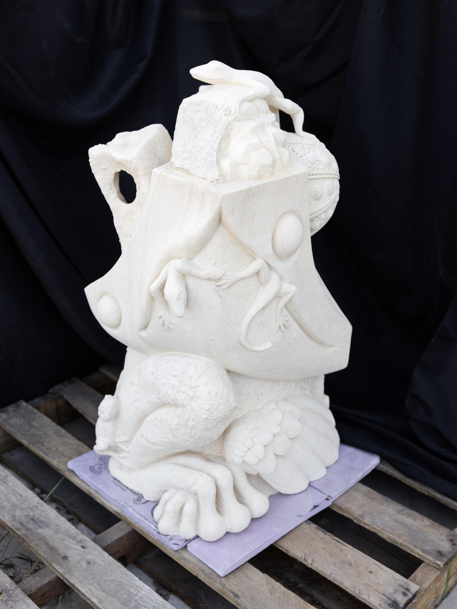 Fantastische Psychedelic-Skulptur „Frog Bird“ aus weißem Kalkstein mit Steinschnitzerei – Sculpture von Bob Ragan
