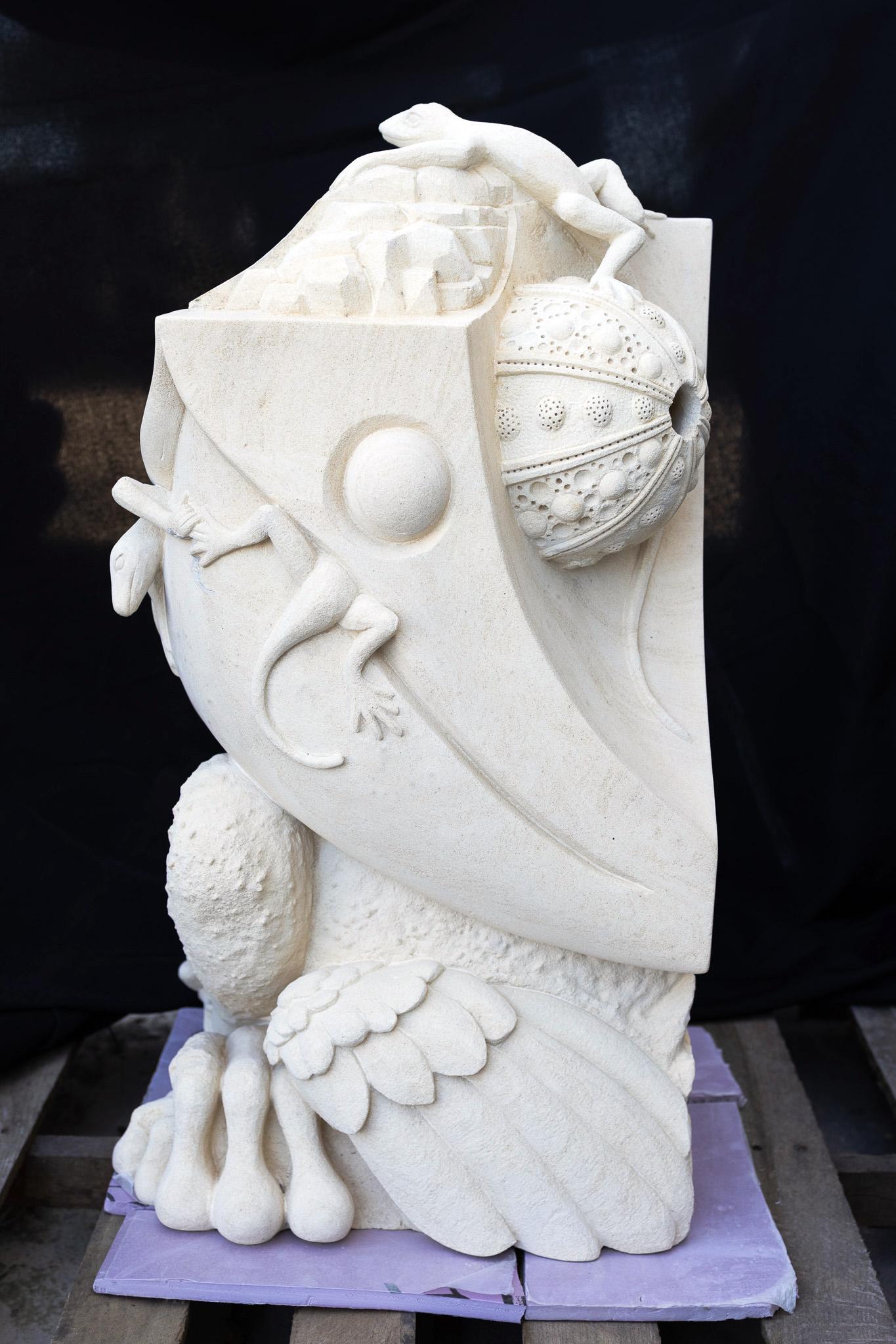Fantastische Psychedelic-Skulptur „Frog Bird“ aus weißem Kalkstein mit Steinschnitzerei (Schwarz), Figurative Sculpture, von Bob Ragan