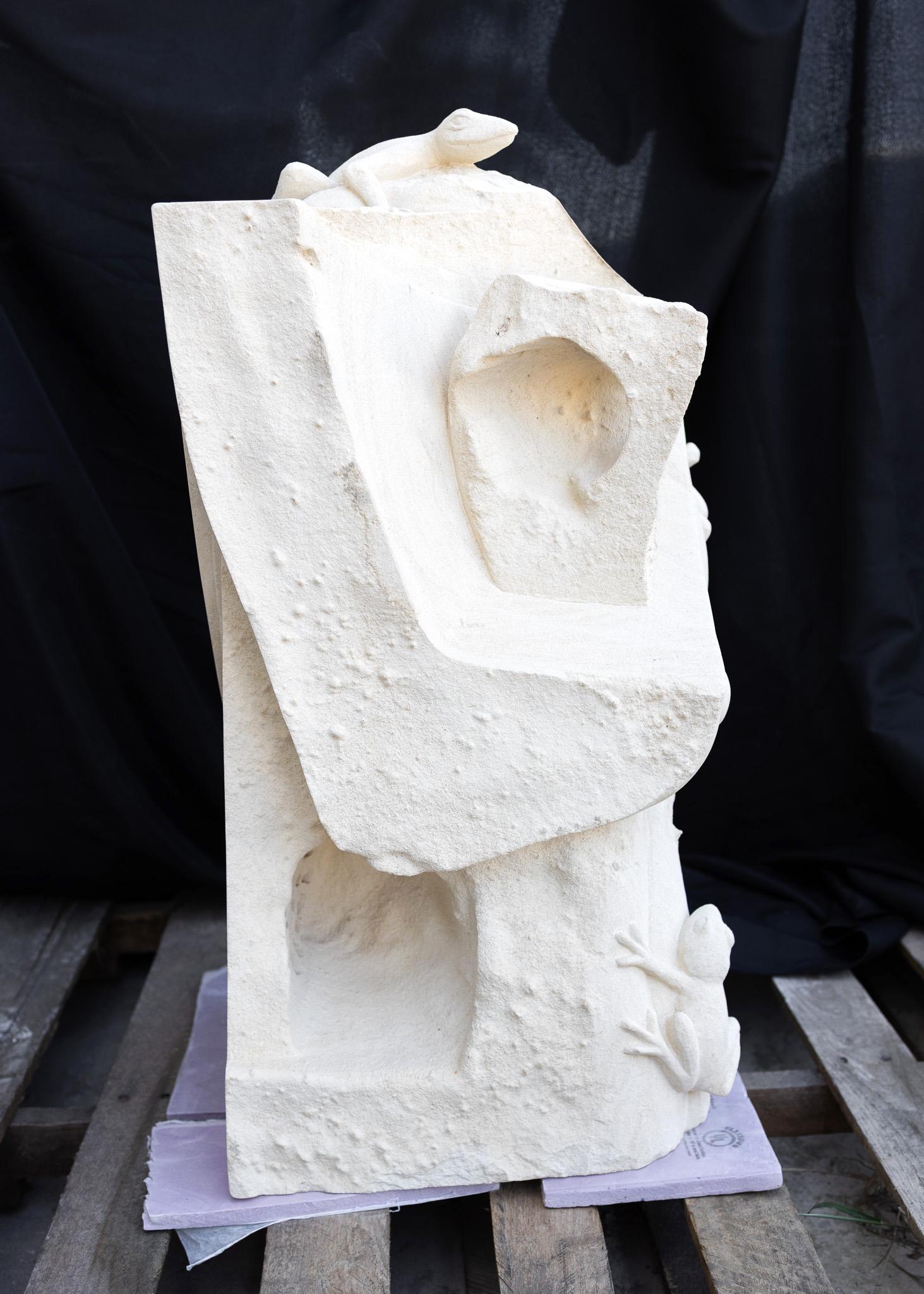 Fantastische Psychedelic-Skulptur „Frog Bird“ aus weißem Kalkstein mit Steinschnitzerei im Angebot 1