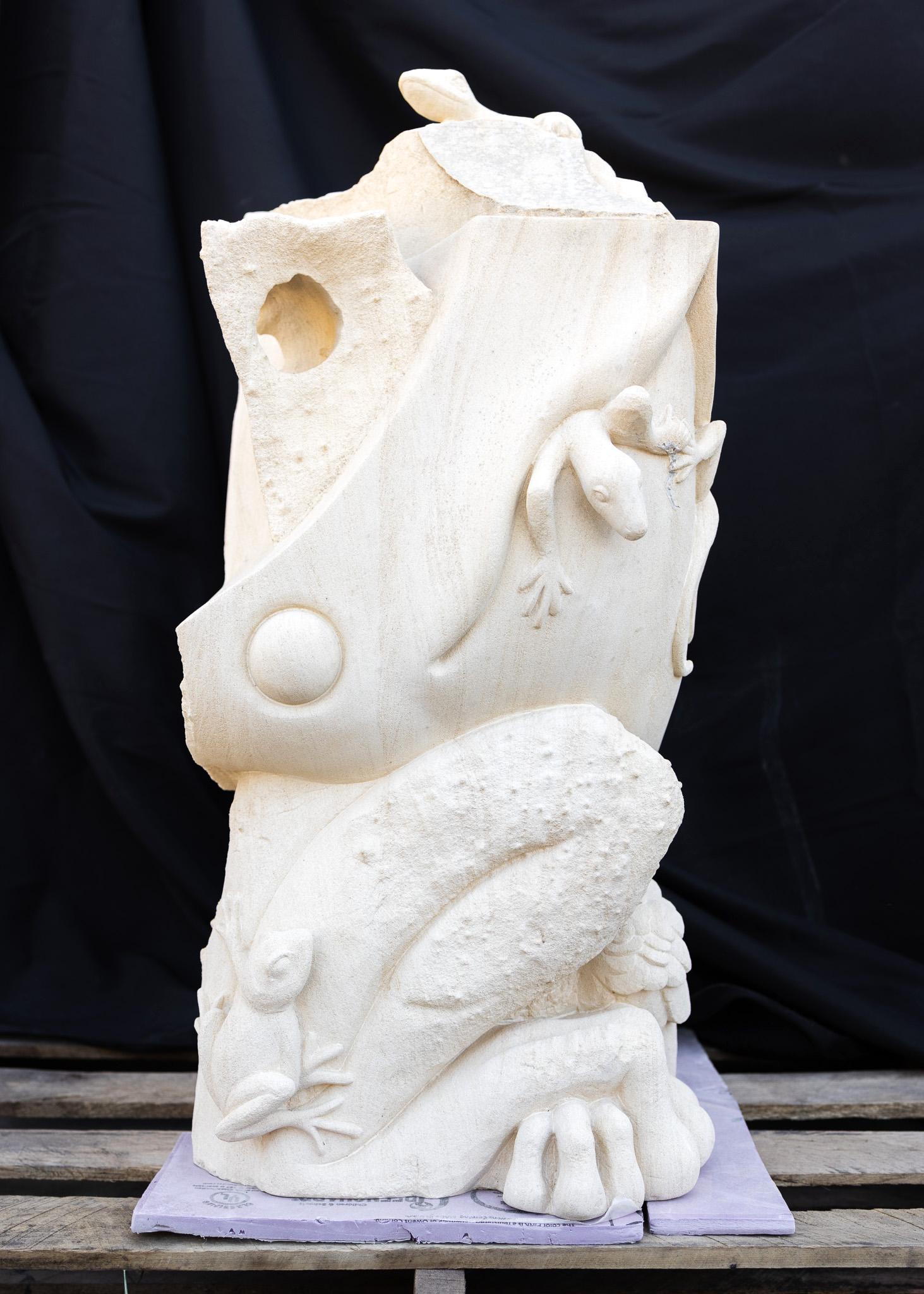 Fantastische Psychedelic-Skulptur „Frog Bird“ aus weißem Kalkstein mit Steinschnitzerei im Angebot 2