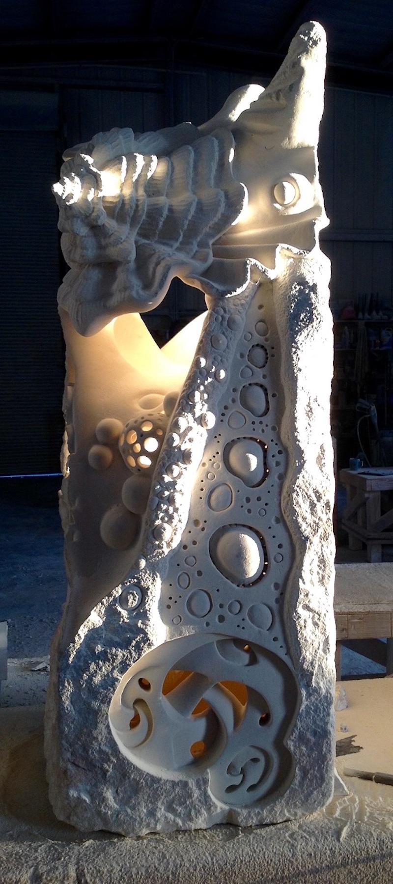 Fantastische Psychedelic-Skulptur „Sea Candy“ aus weißem Kalkstein mit Steinschnitzereien (Weiß), Figurative Sculpture, von Bob Ragan