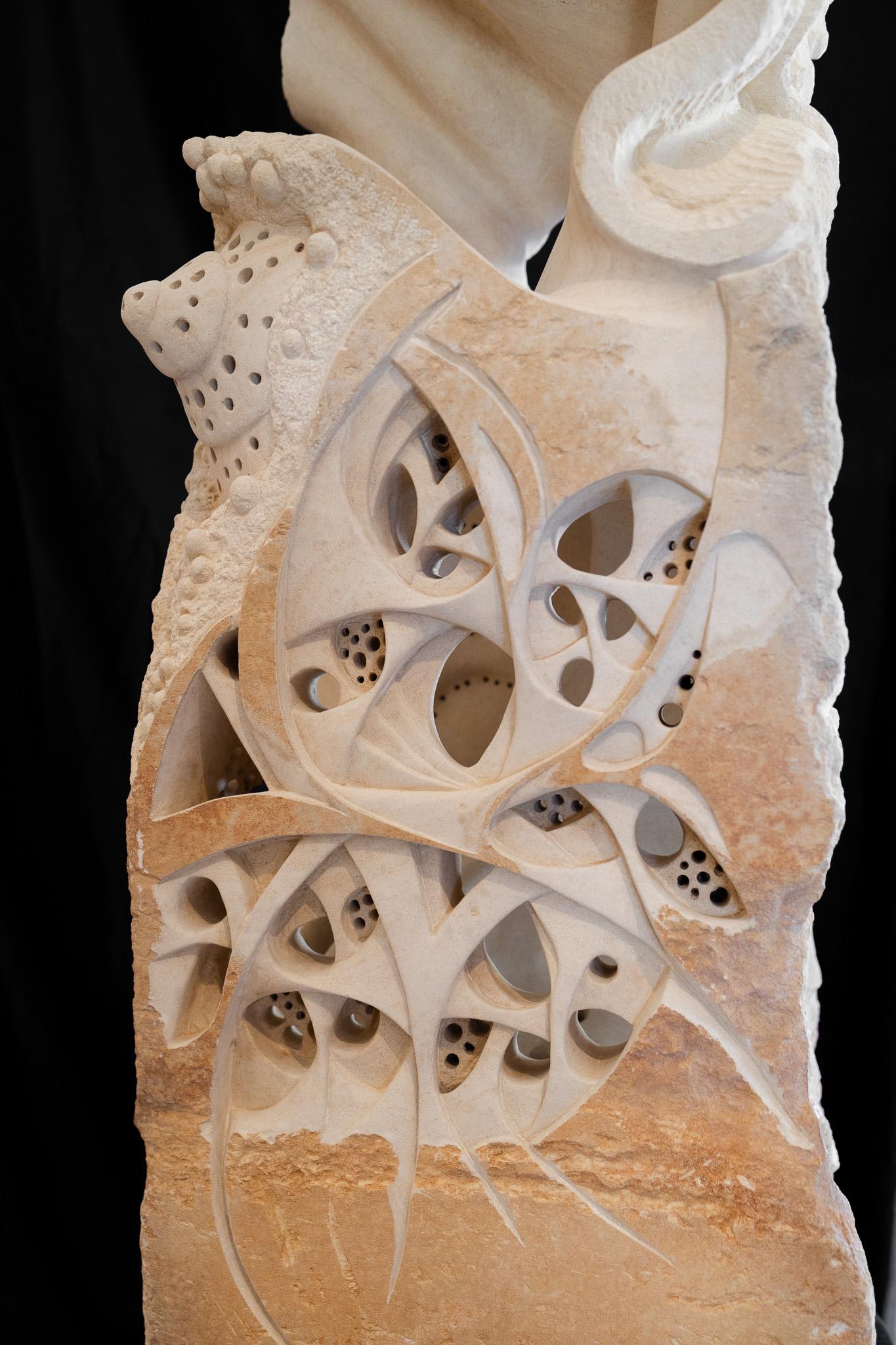 Fantastische Psychedelic-Skulptur „Sea Candy“ aus weißem Kalkstein mit Steinschnitzereien im Angebot 2