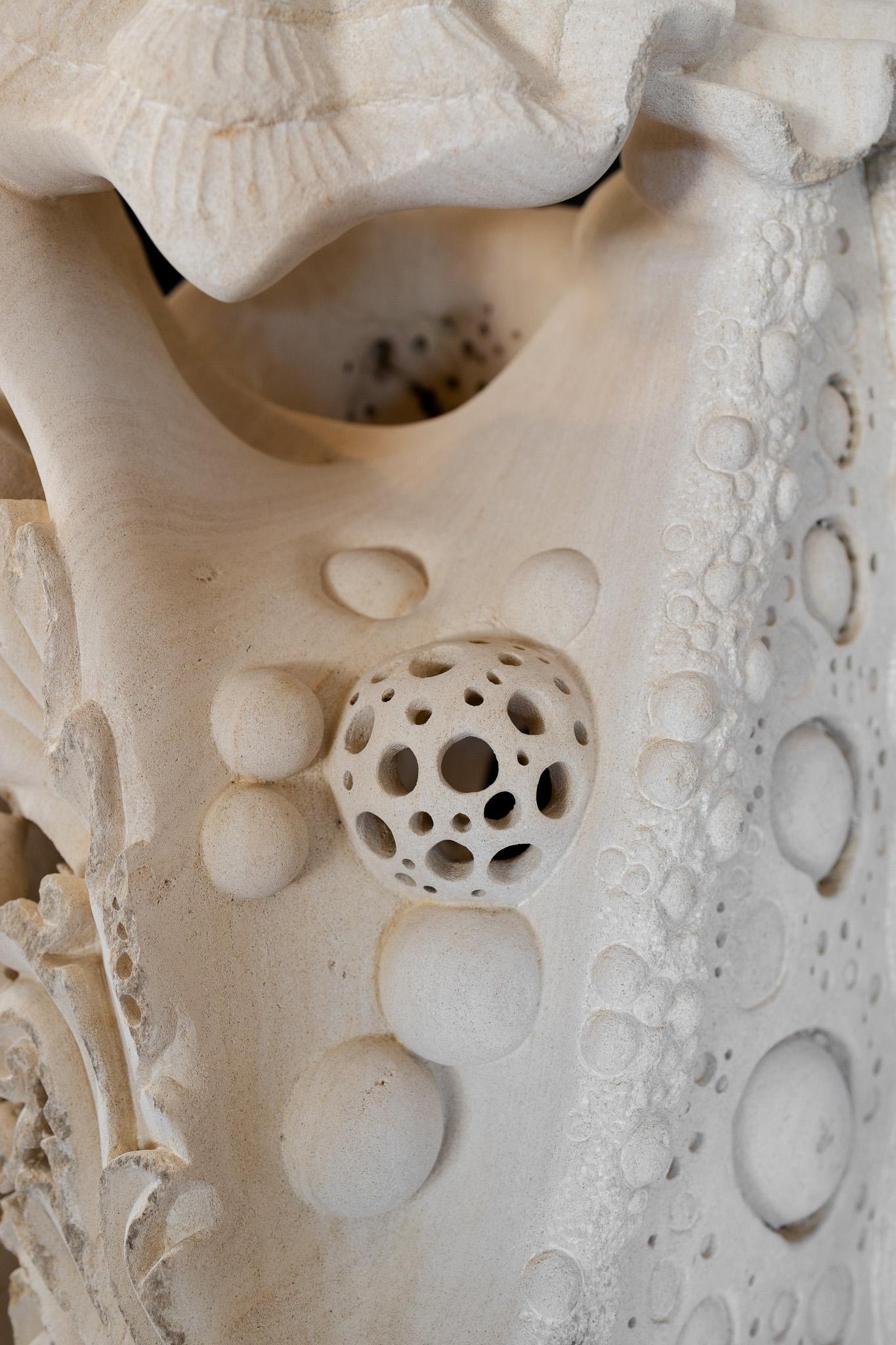 Fantastische Psychedelic-Skulptur „Sea Candy“ aus weißem Kalkstein mit Steinschnitzereien im Angebot 3