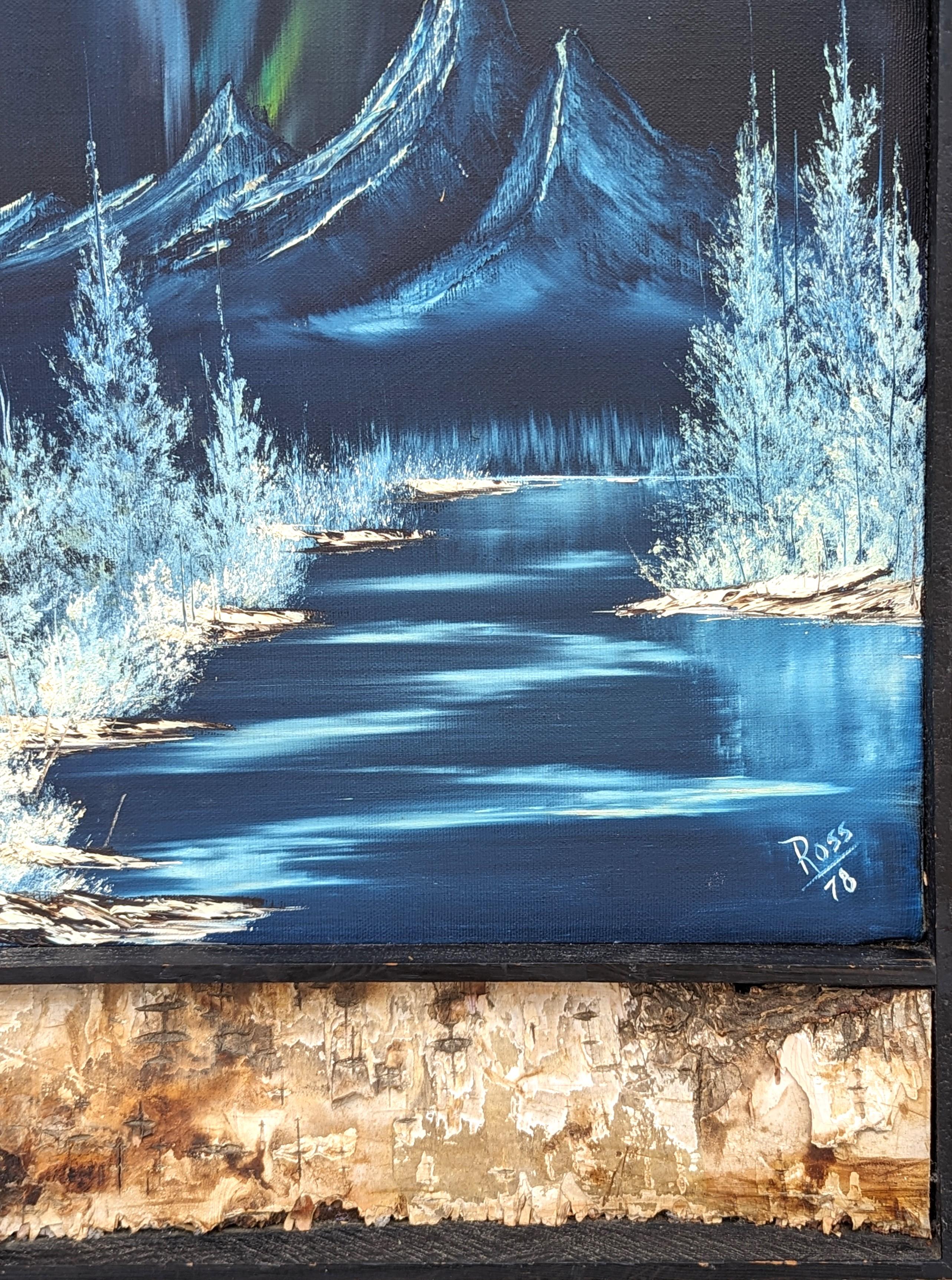 Paesaggio naturalistico dell'Alaska in tonalità blu dipinto dall'amato pittore americano Bob Ross. L'opera presenta una catena montuosa centrale con alberi innevati in primo piano e l'aurora boreale sullo sfondo. Originariamente acquistato