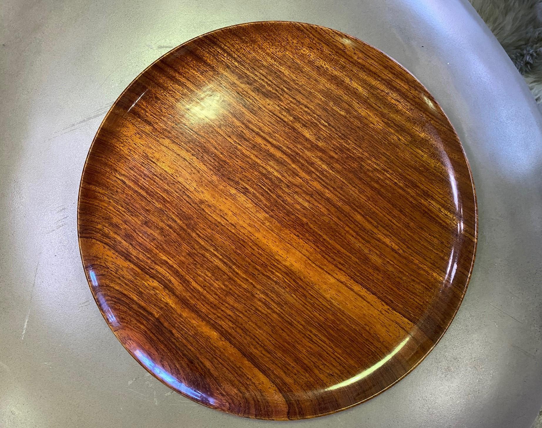 Bandeja de madera exótica torneada, moderna de mediados de siglo, firmada por Bob Stocksdale Transformado en venta
