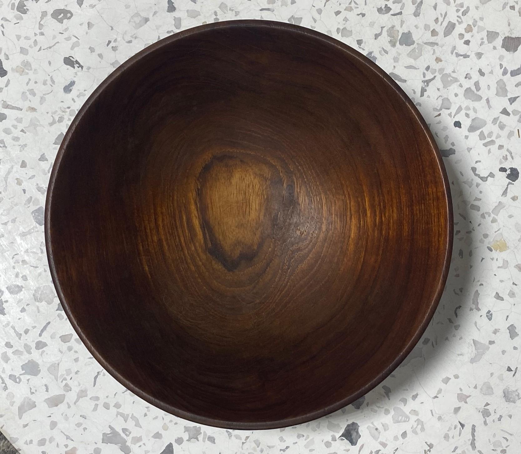 Gran cuenco artístico de madera de teca torneada, moderno de mediados de siglo, firmado por Bob Stocksdale en venta 2