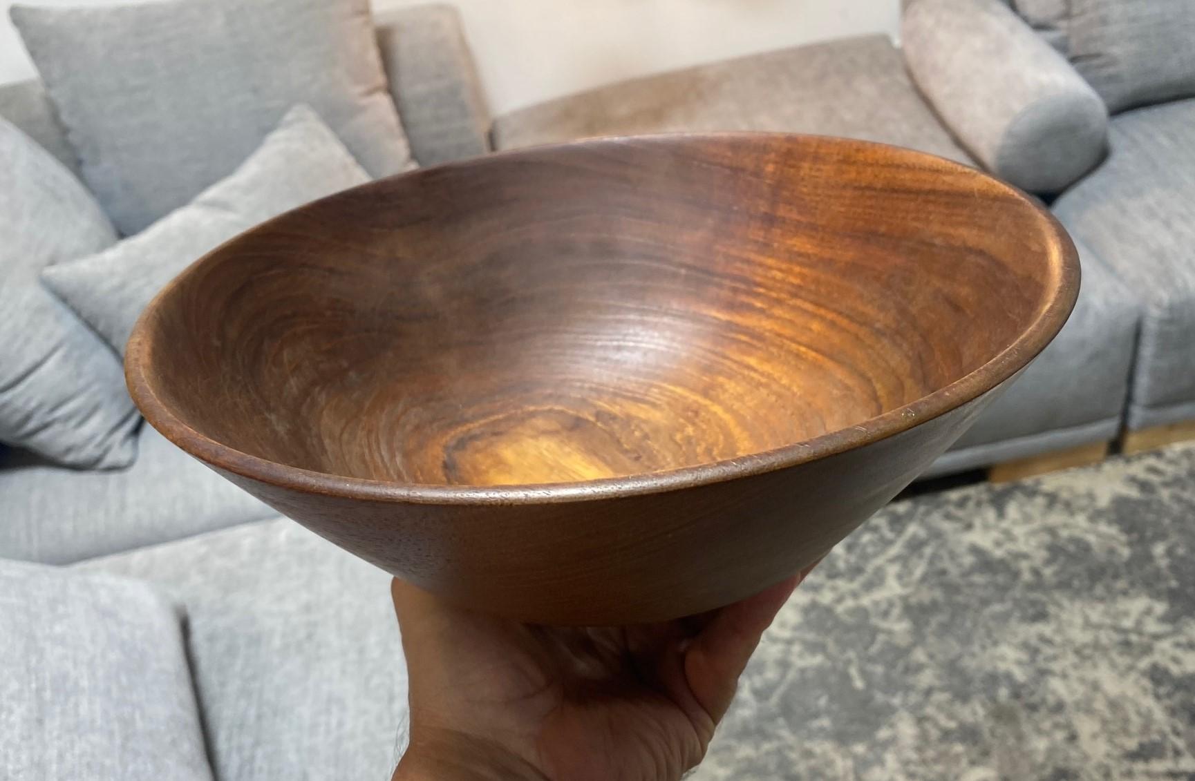 Gran cuenco artístico de madera de teca torneada, moderno de mediados de siglo, firmado por Bob Stocksdale en venta 9