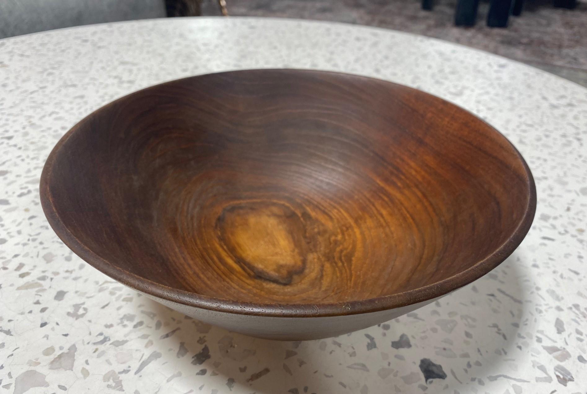 Un cuenco artístico de madera de gran tamaño, exquisitamente elaborado por el maestro tornero estadounidense Bob Stocksdale. 

Firmado y marcado (