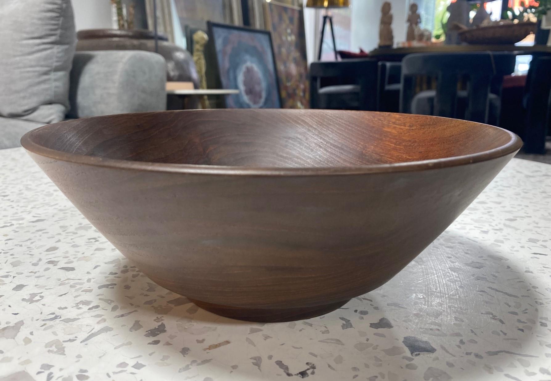 Gran cuenco artístico de madera de teca torneada, moderno de mediados de siglo, firmado por Bob Stocksdale en Bueno estado para la venta en Studio City, CA
