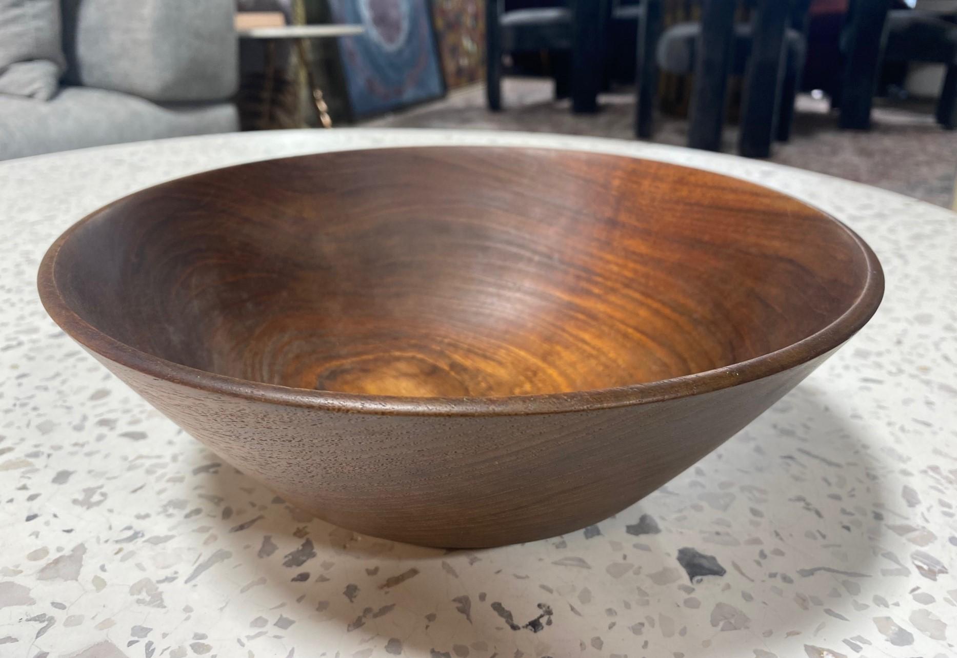 Gran cuenco artístico de madera de teca torneada, moderno de mediados de siglo, firmado por Bob Stocksdale Madera en venta